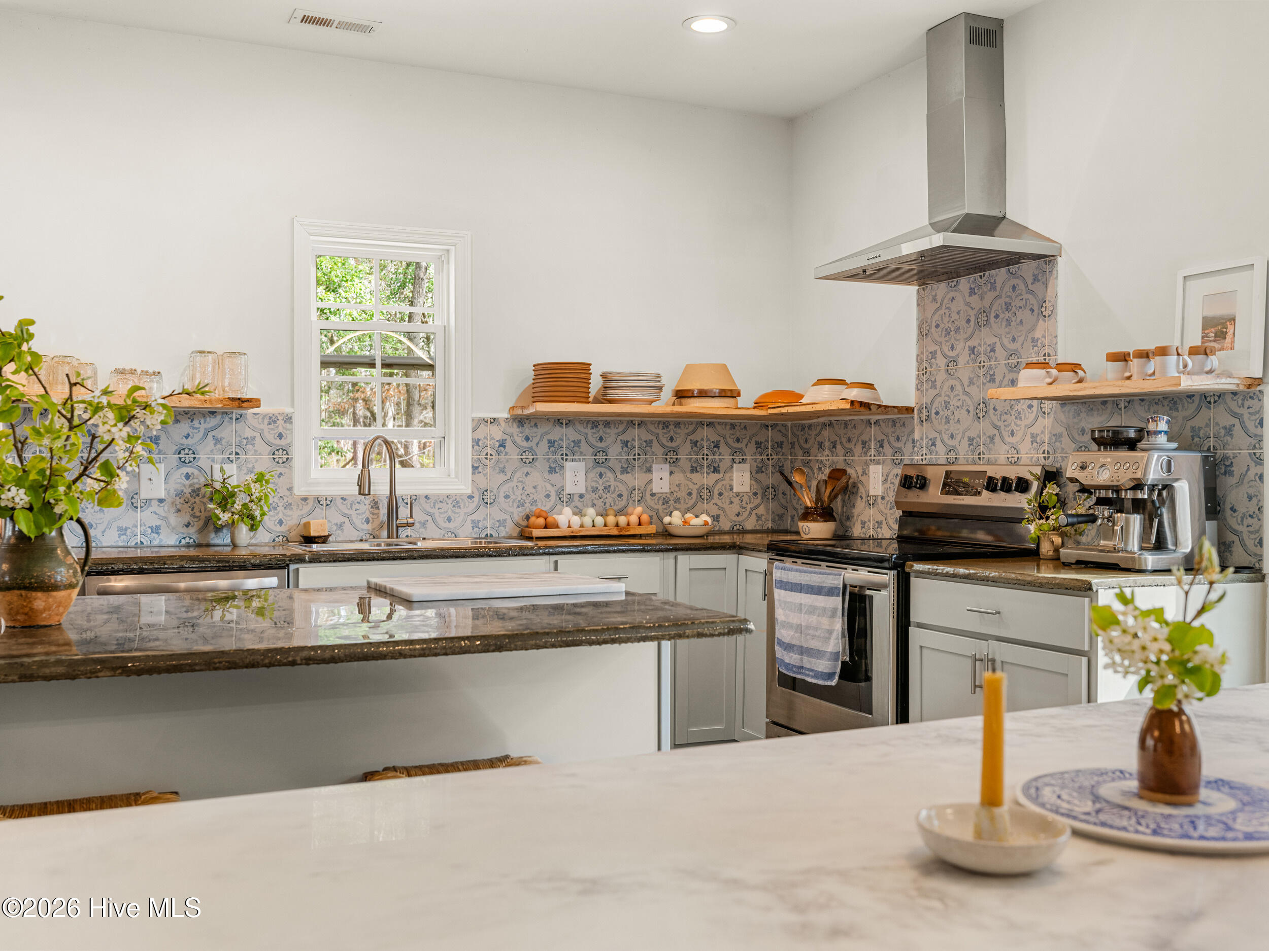 100558735 | Photo 23