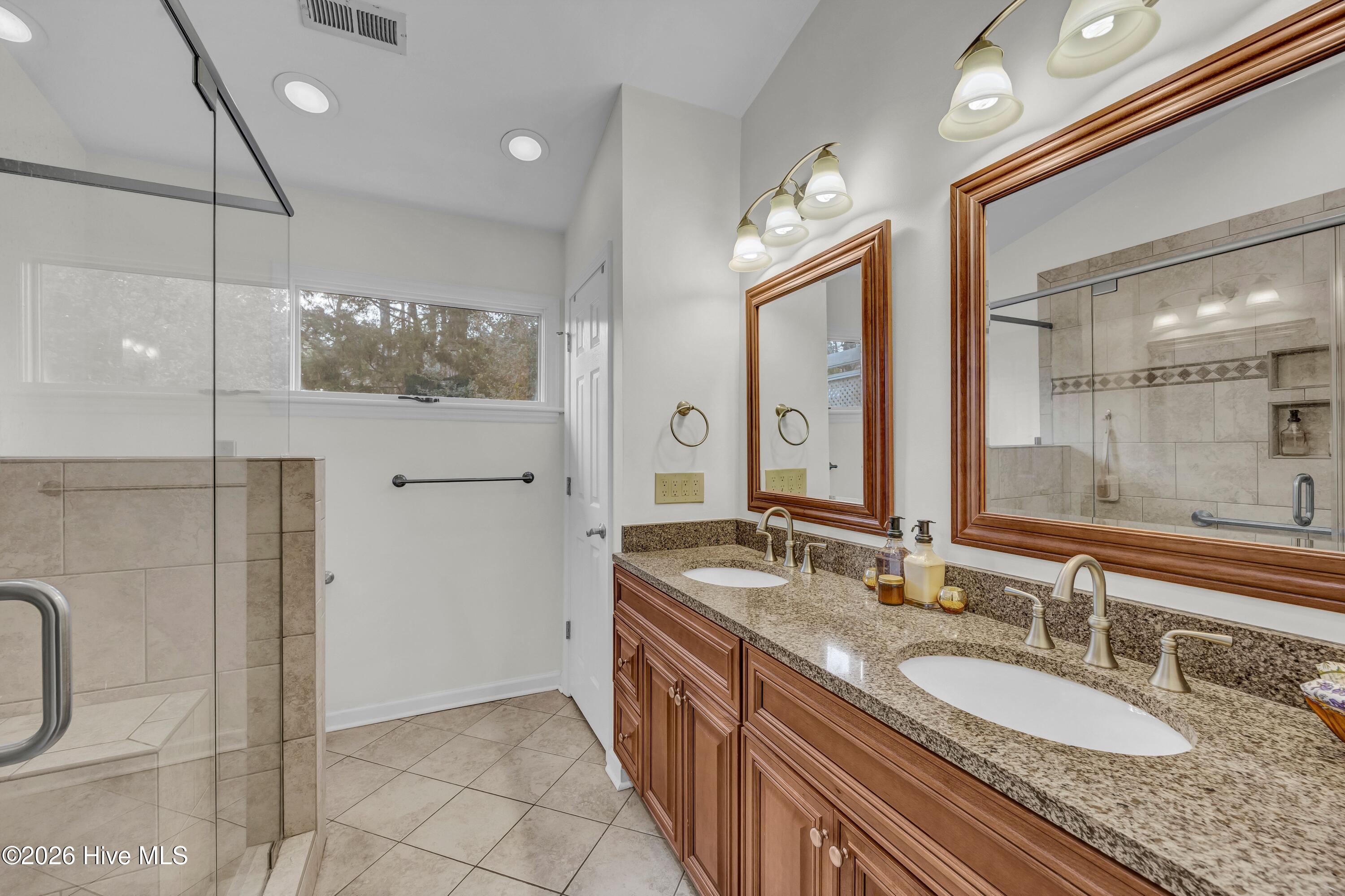 100549096 | Photo 16