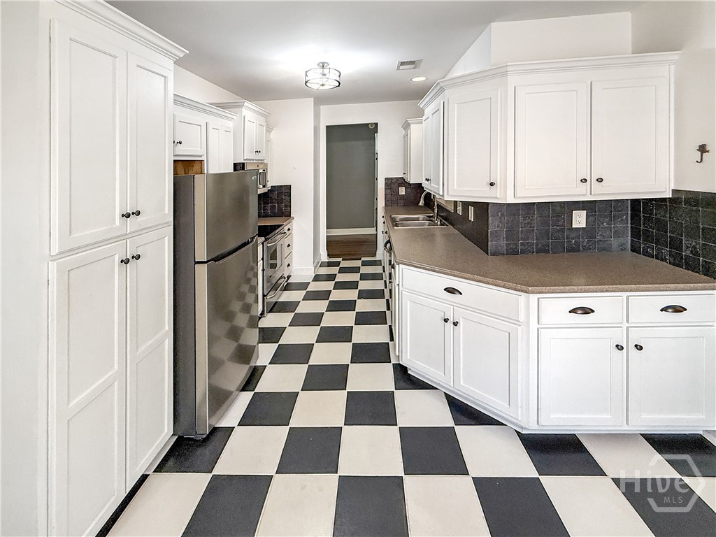 Kitchen w/lots of counter space and cabinets