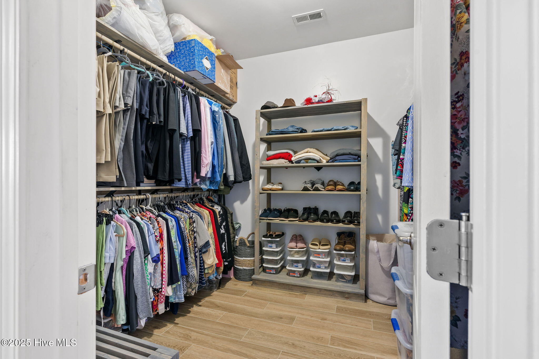 100531104 | Photo 36