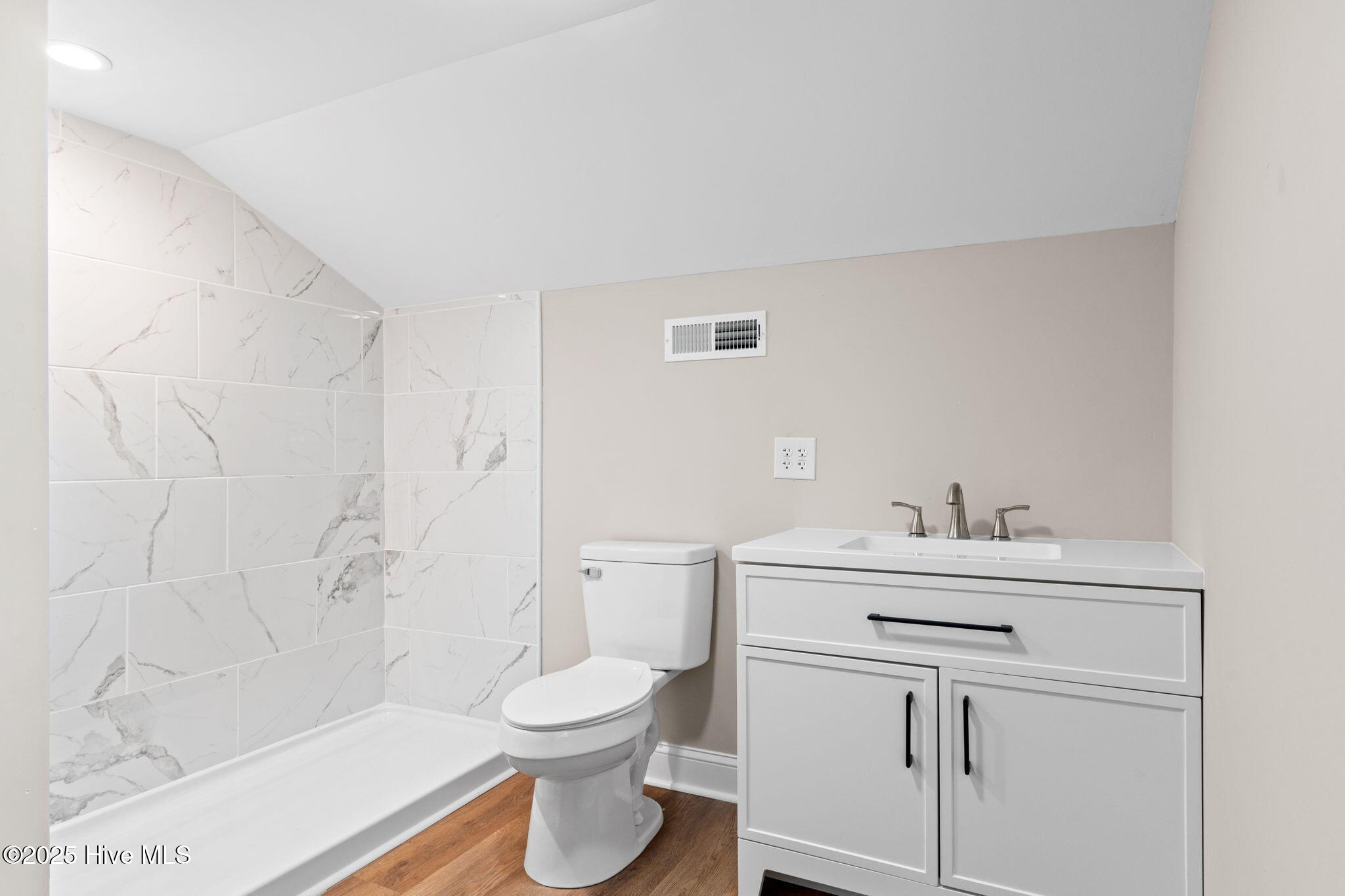 100533933 | Photo 43