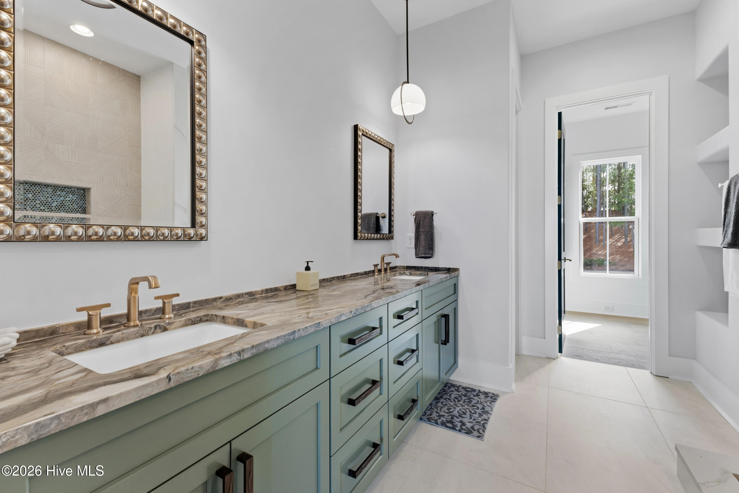 100556188 | Photo 21