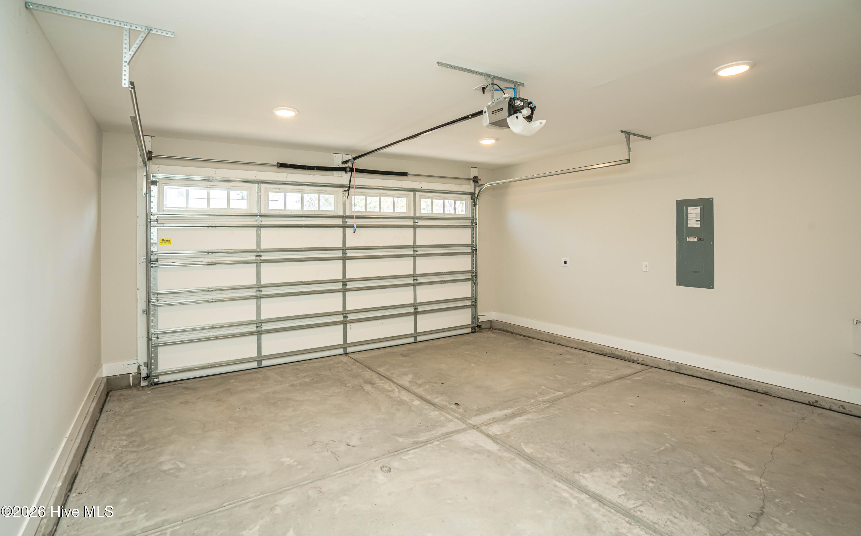 100548241 | Photo 43