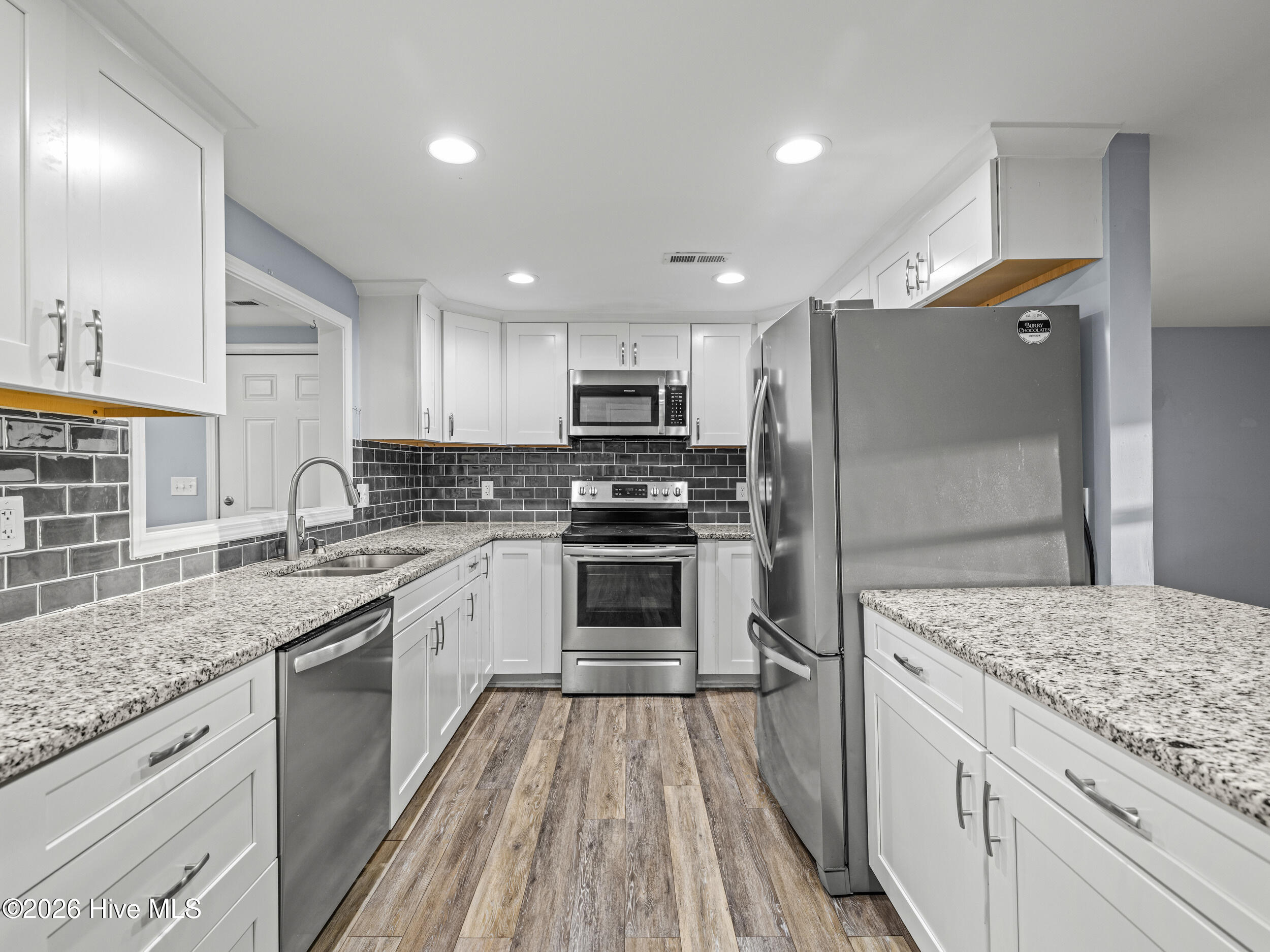 100558939 | Photo 11