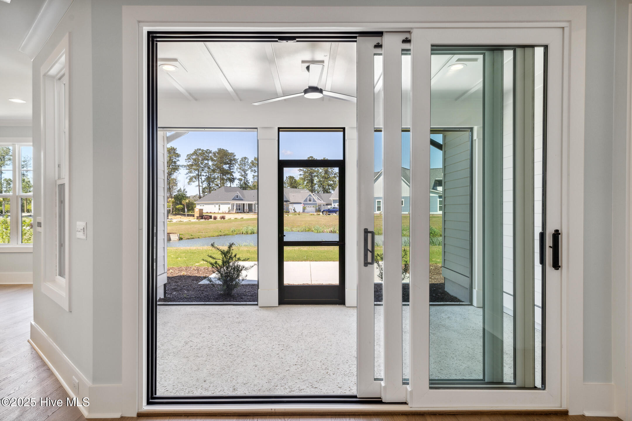 100461244 | Photo 76