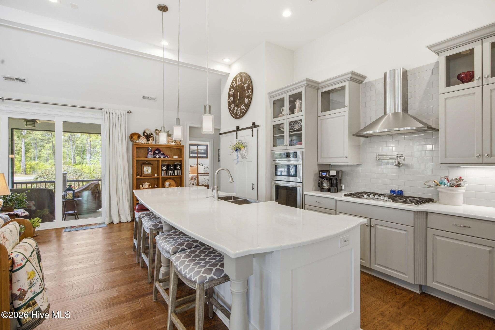 100569856 | Photo 16