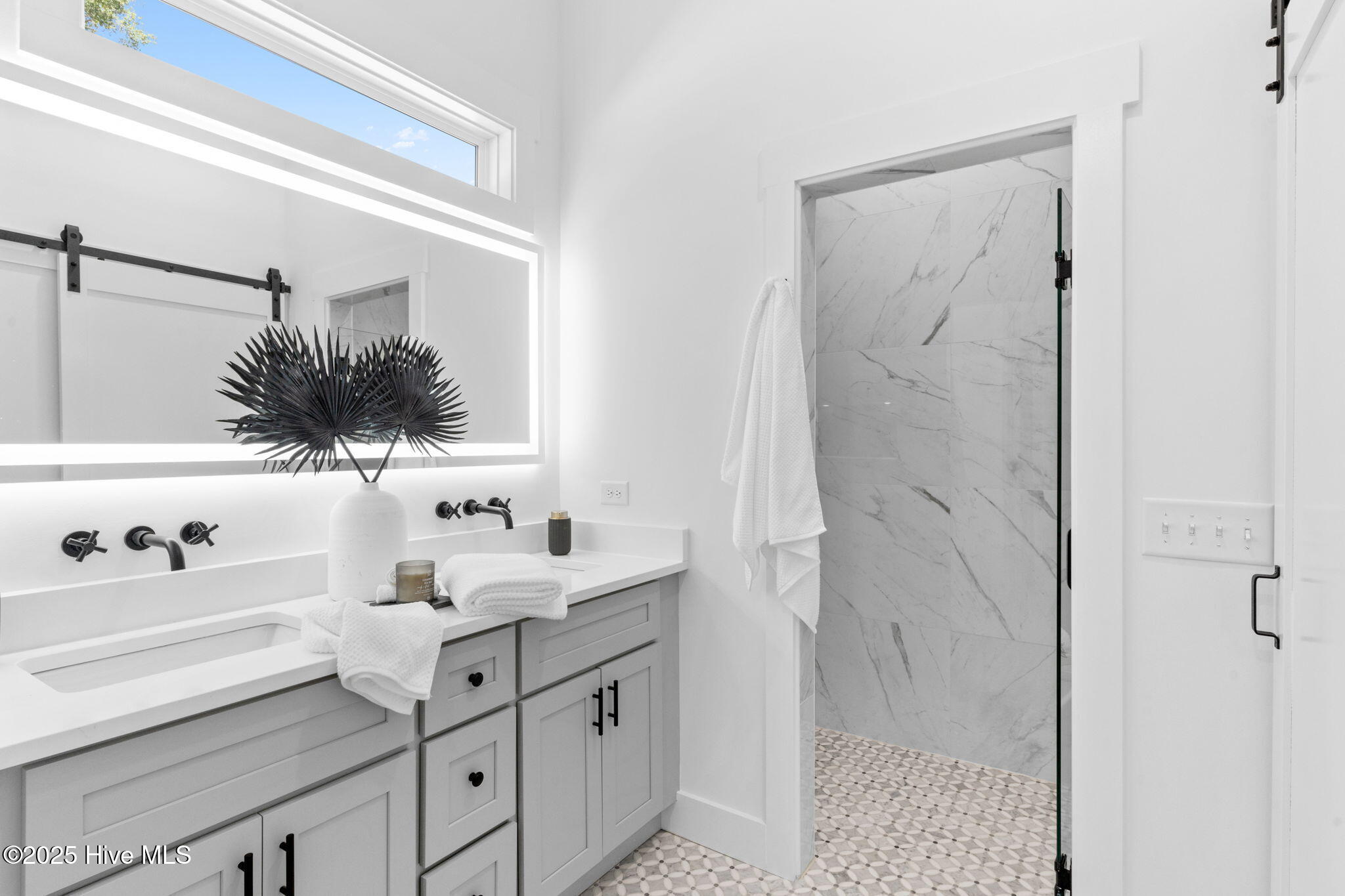 100529099 | Photo 25