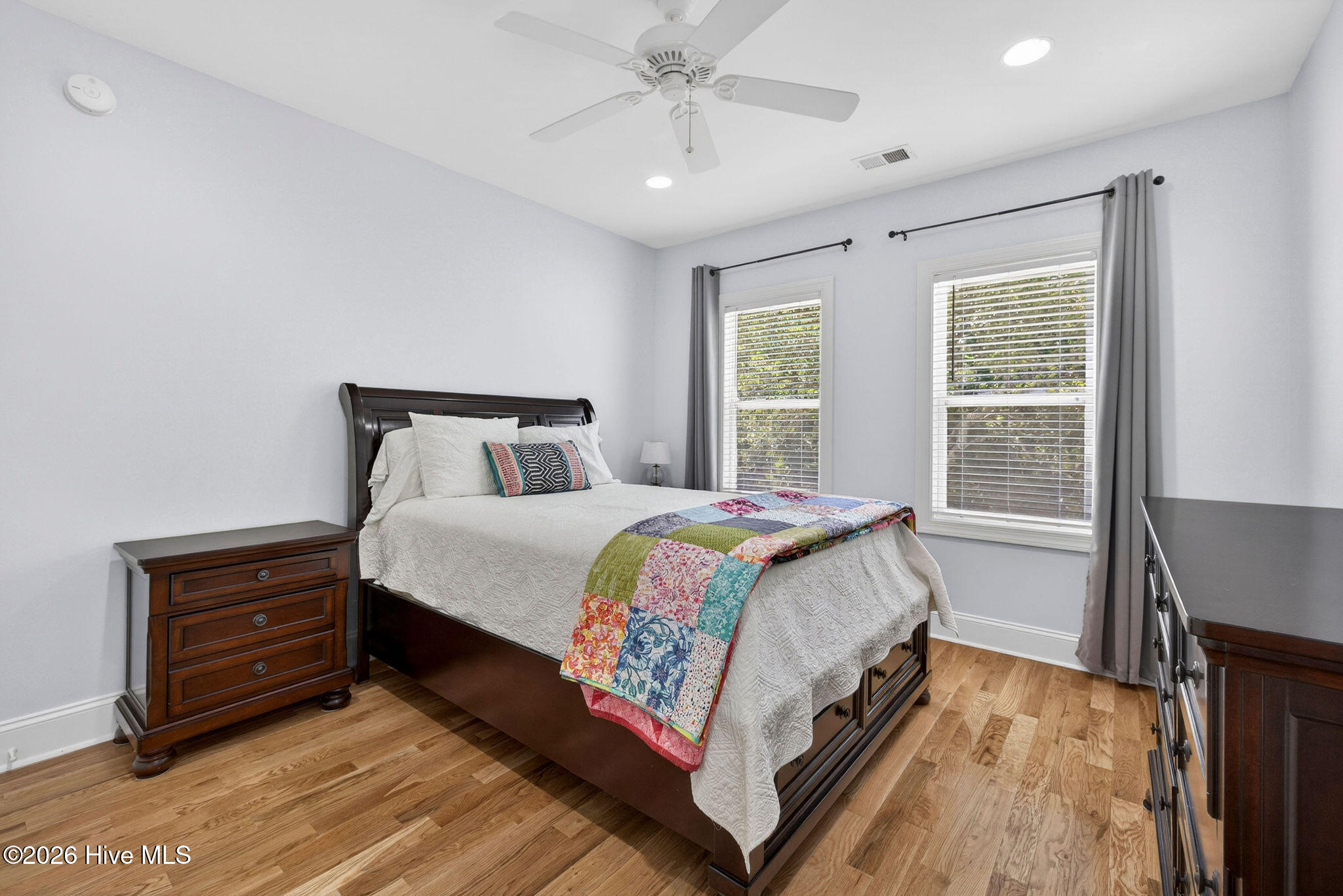 100570117 | Photo 34