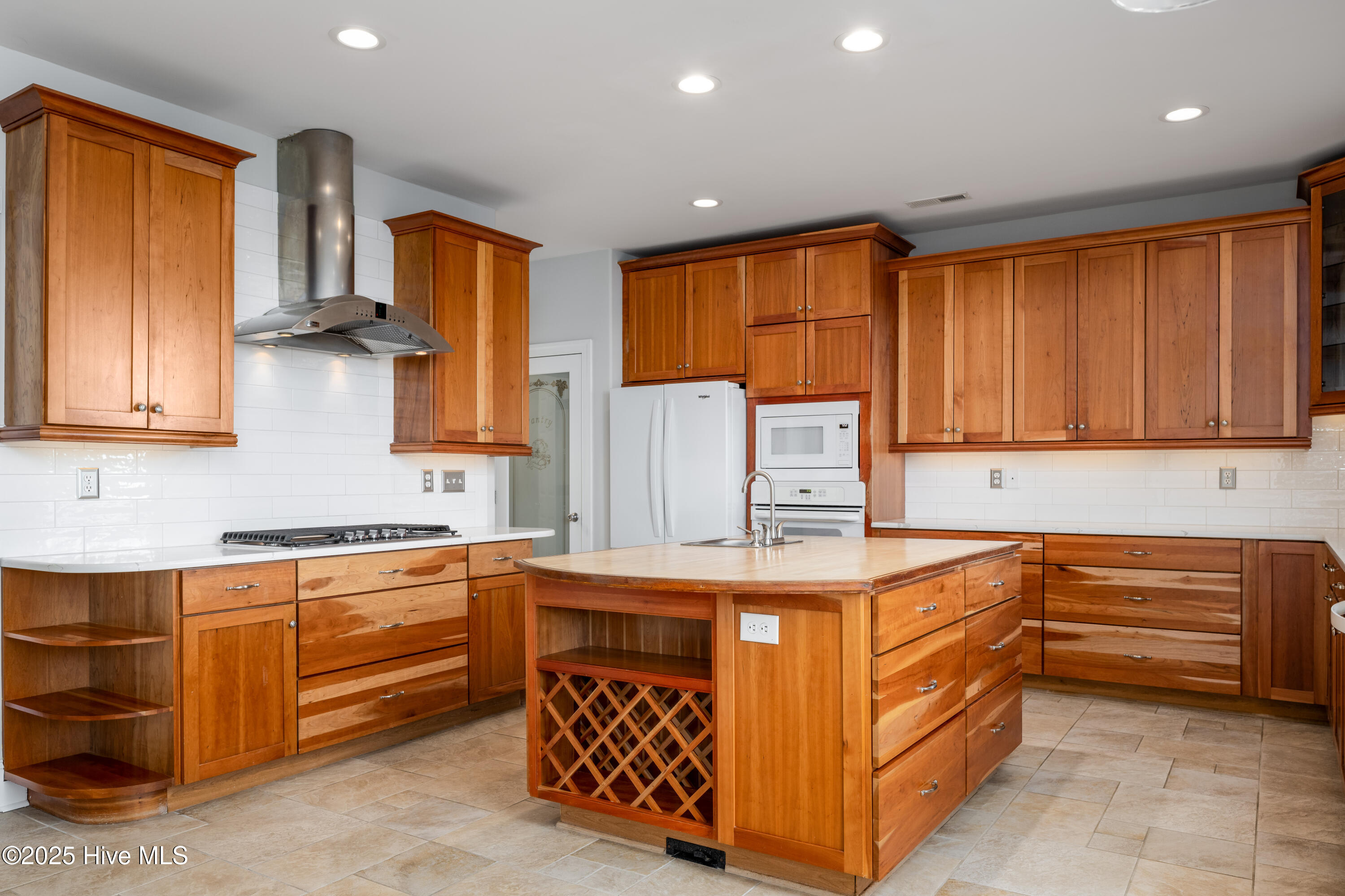 100506223 | Photo 26