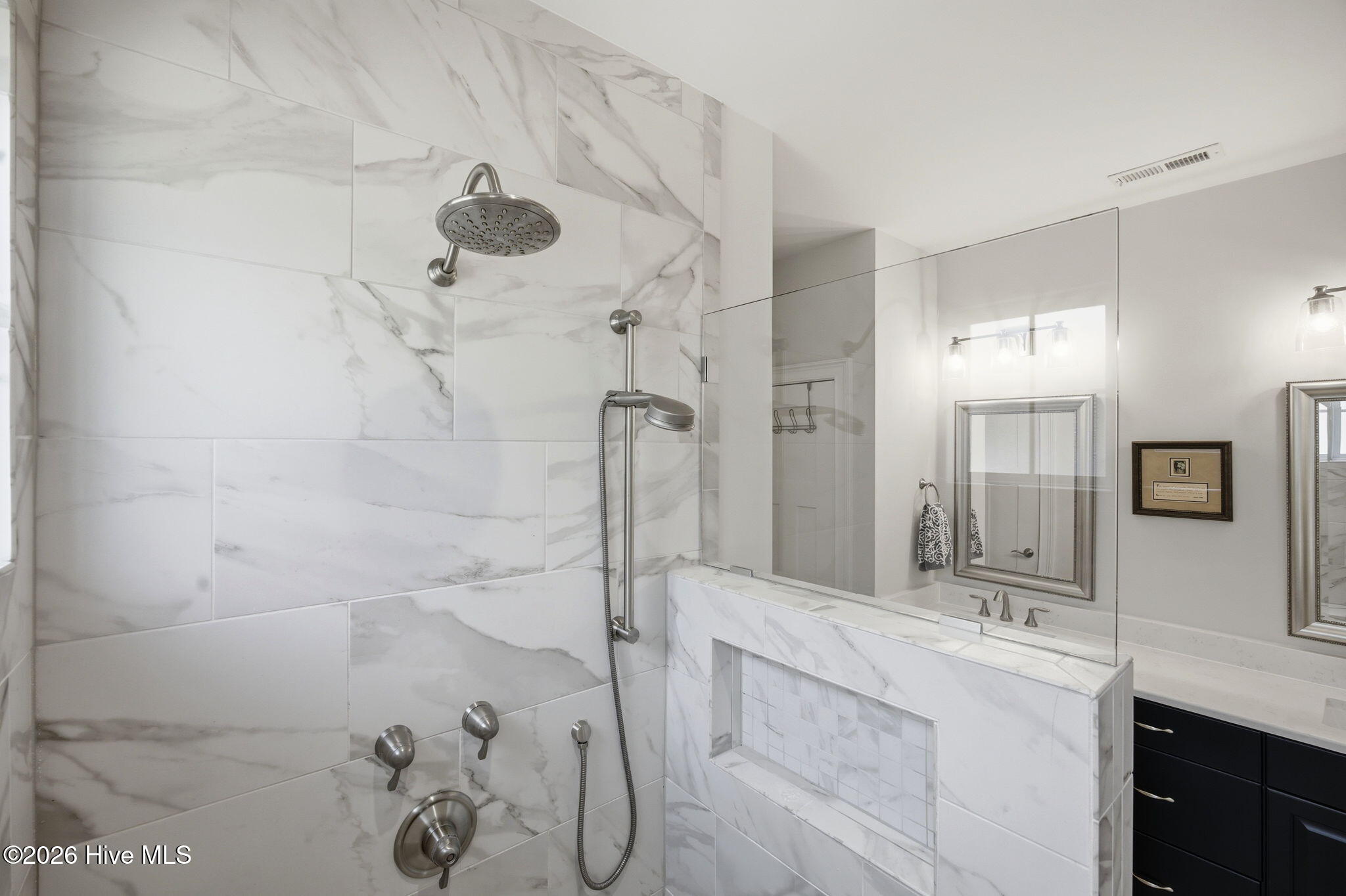 100569856 | Photo 32