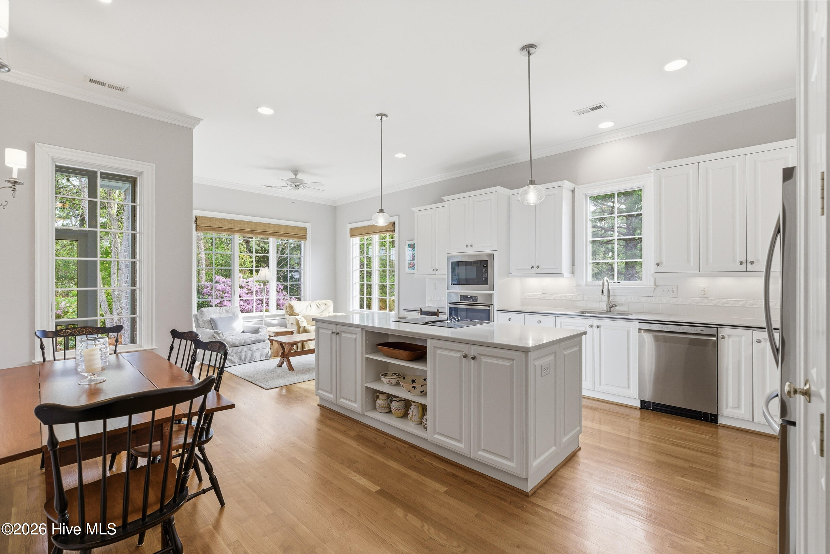 100568595 | Photo 17