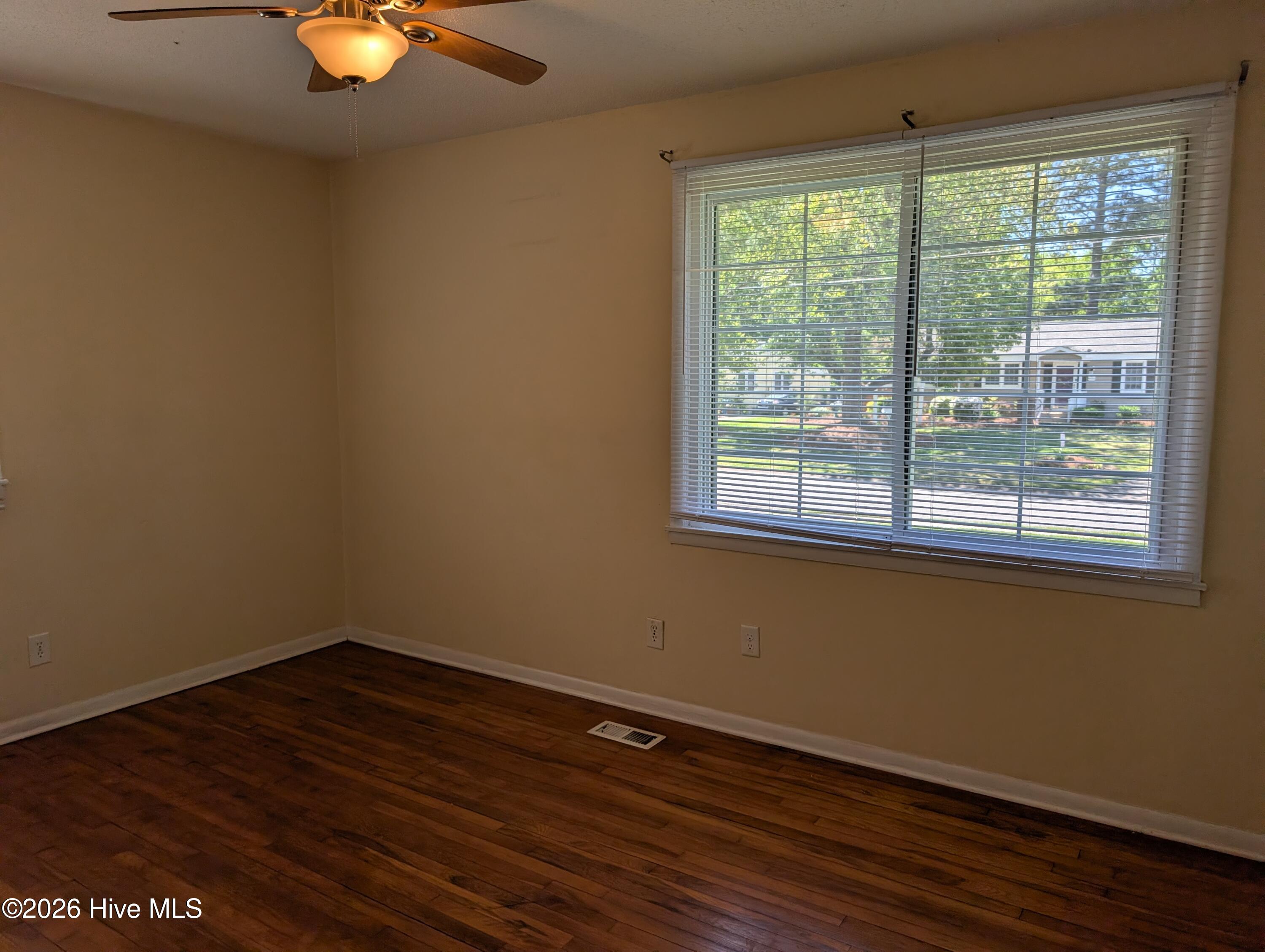 100566313 | Photo 12