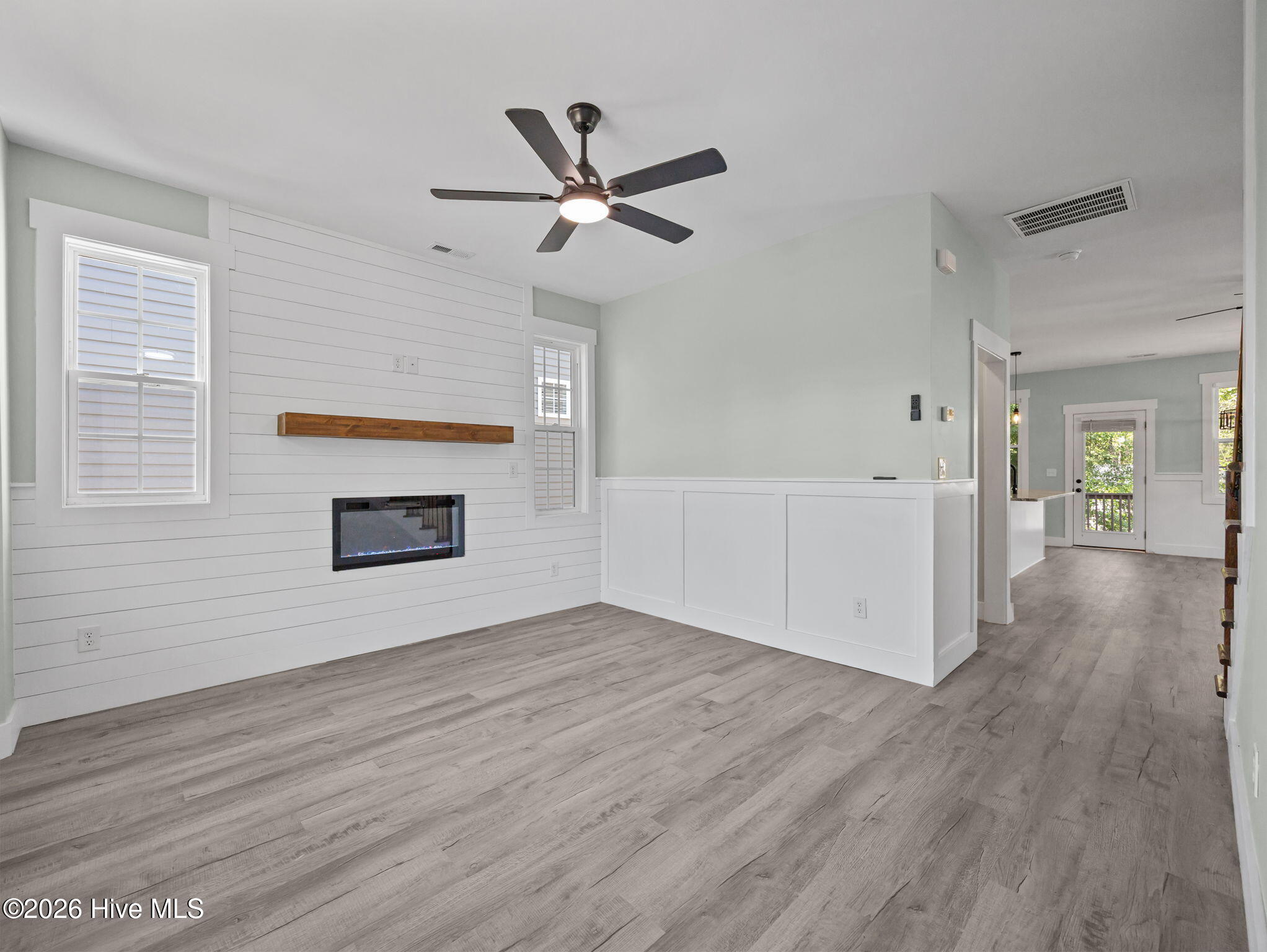 100566341 | Photo 25