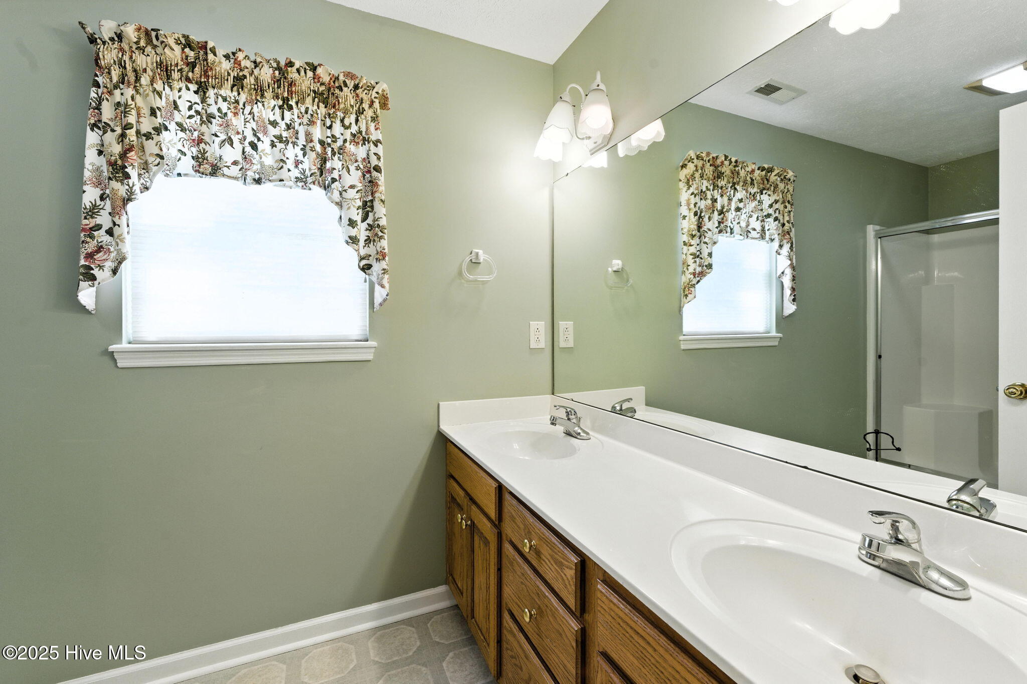 100523616 | Photo 30