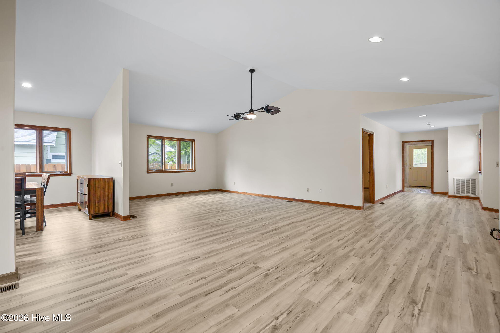 100565896 | Photo 11