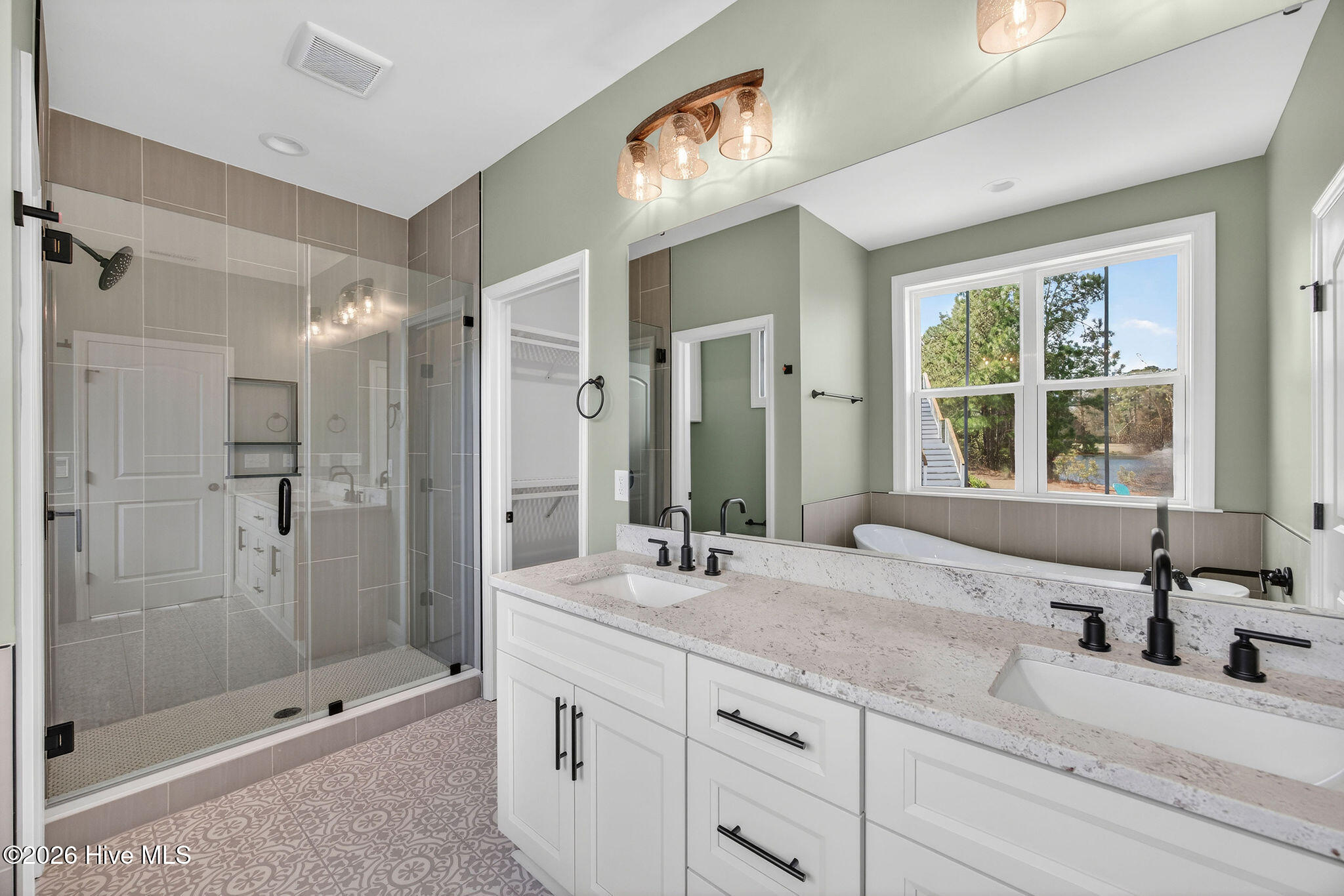 100542408 | Photo 35