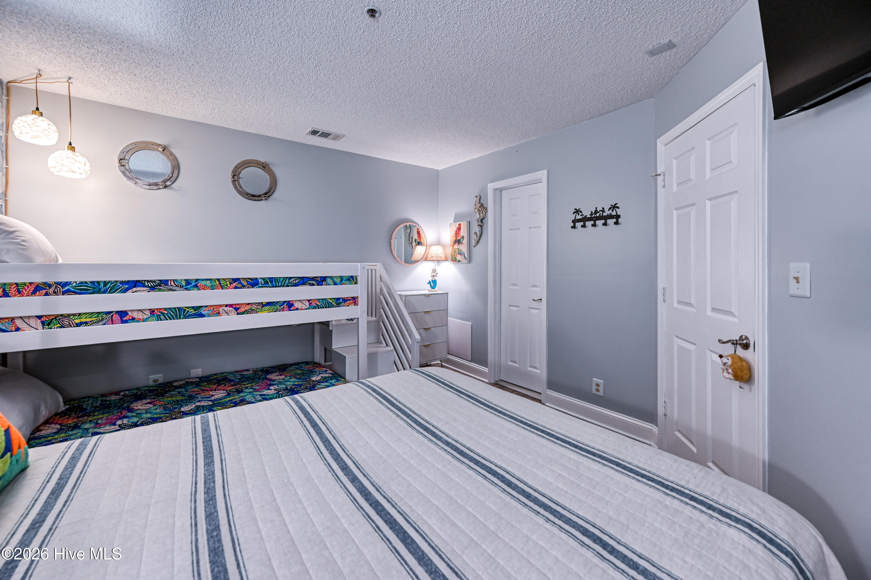 100568256 | Photo 38