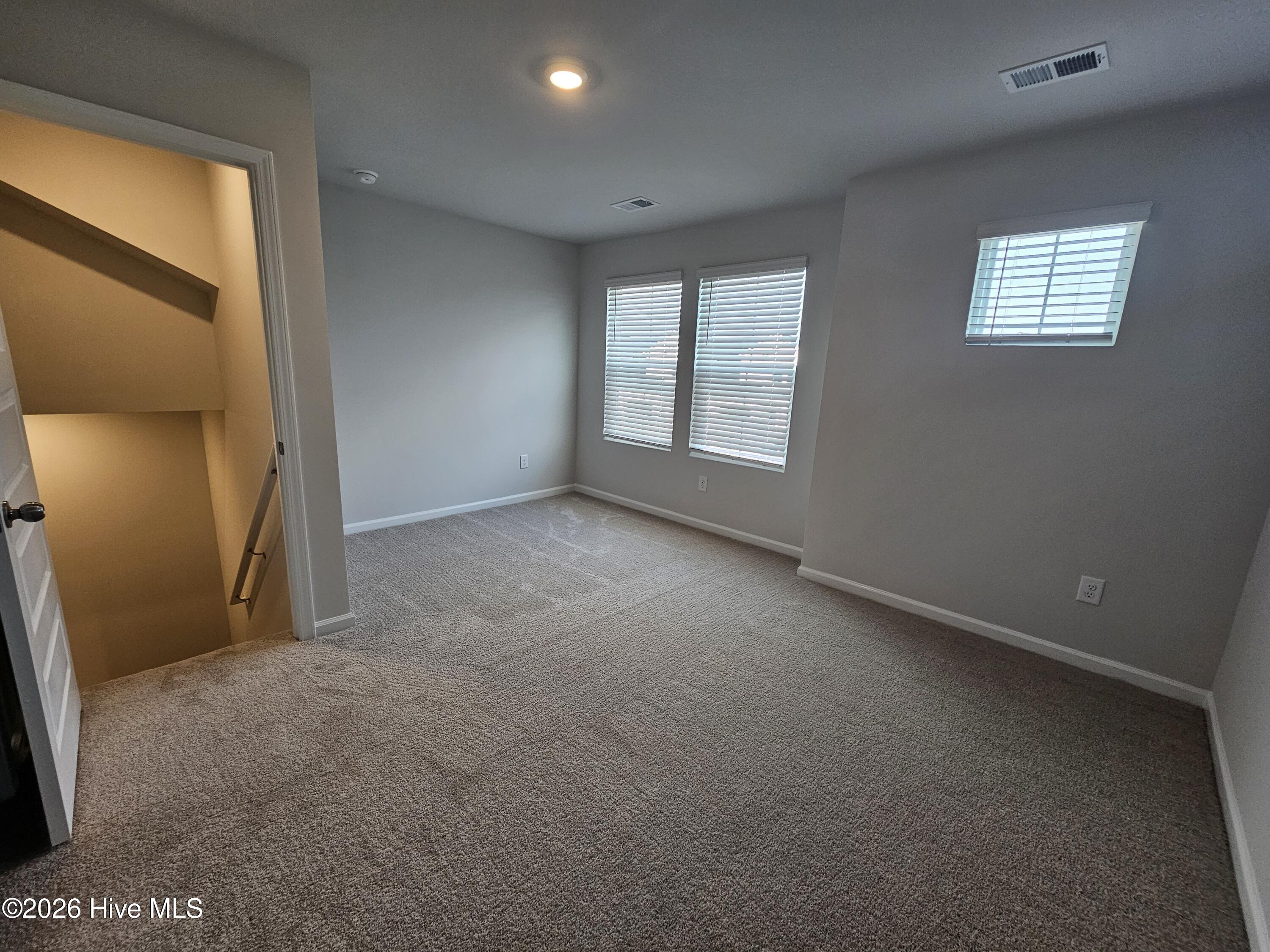 100548483 | Photo 15