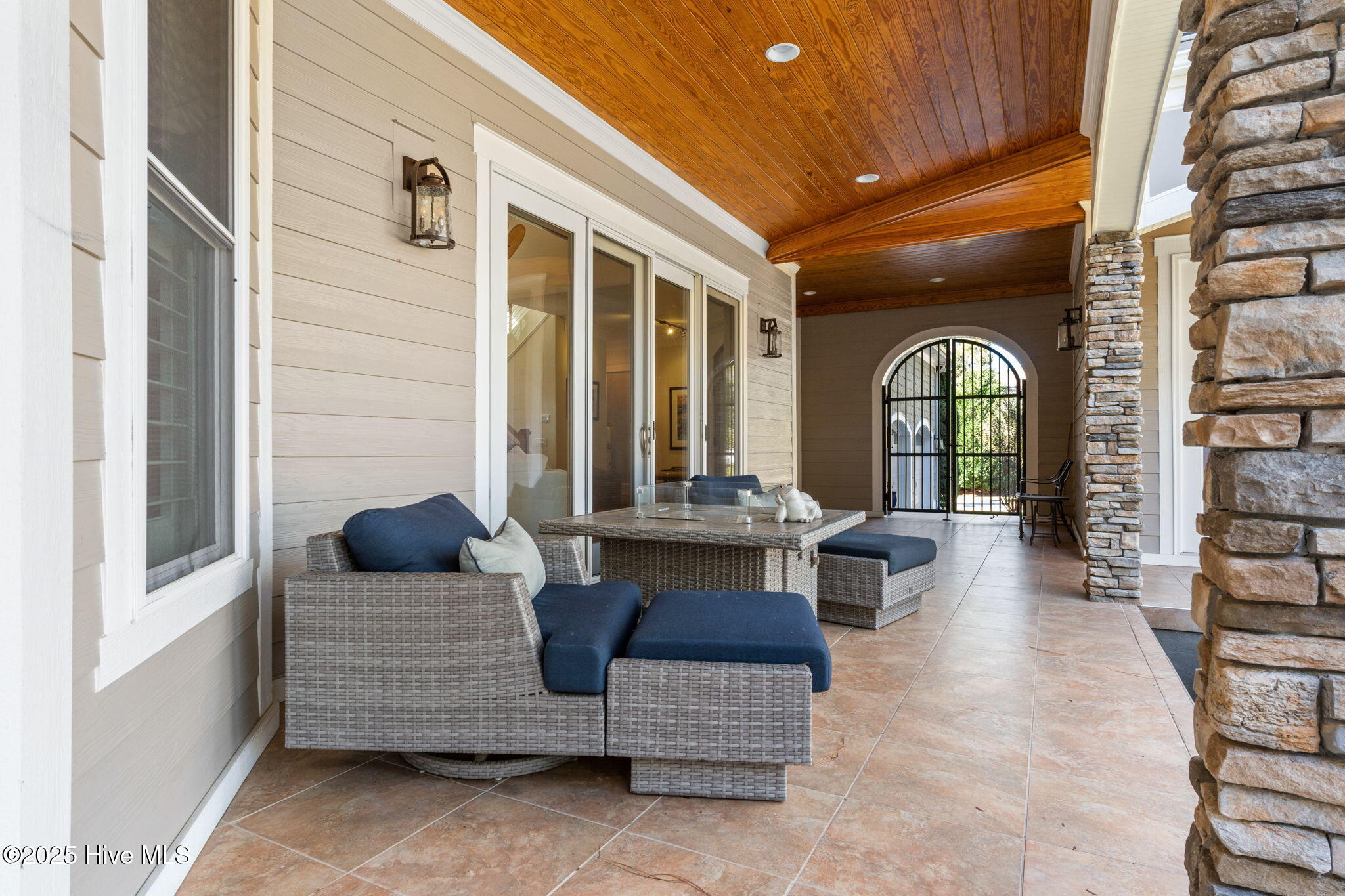 100540302 | Photo 16