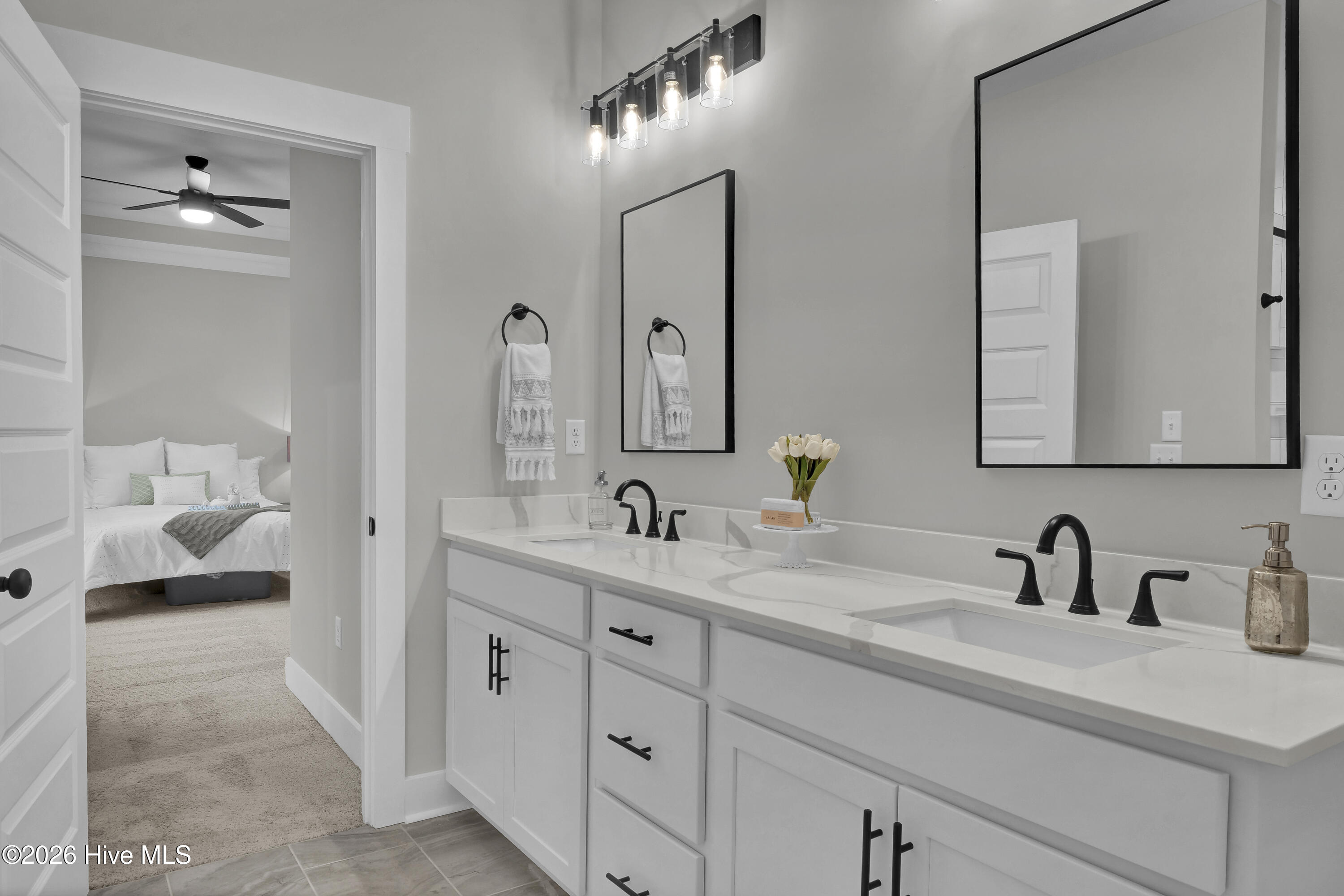 100550236 | Photo 26