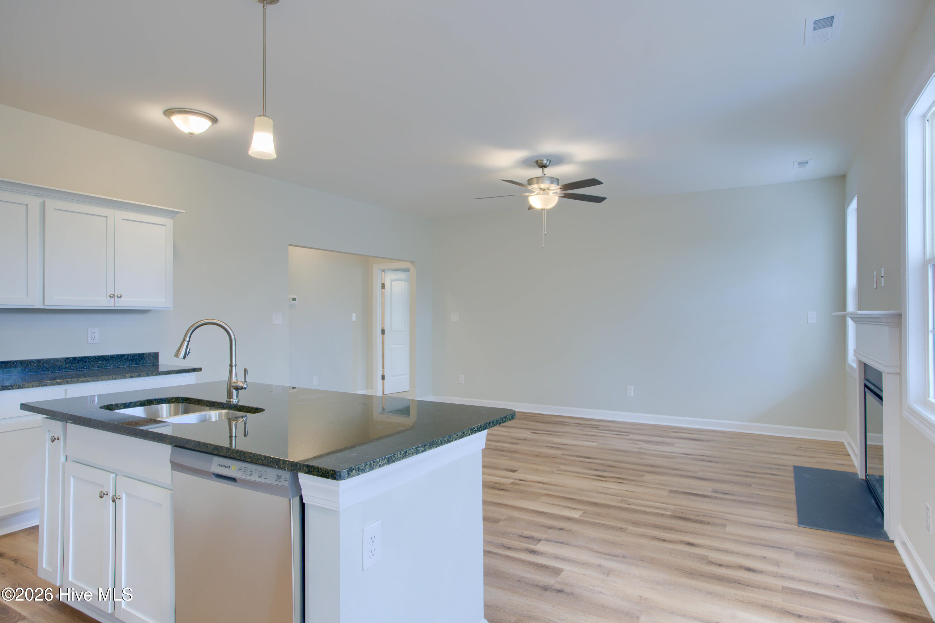 100526945 | Photo 14