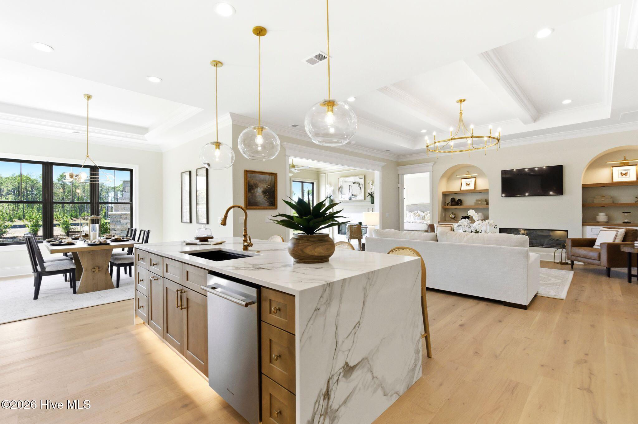 100570119 | Photo 28