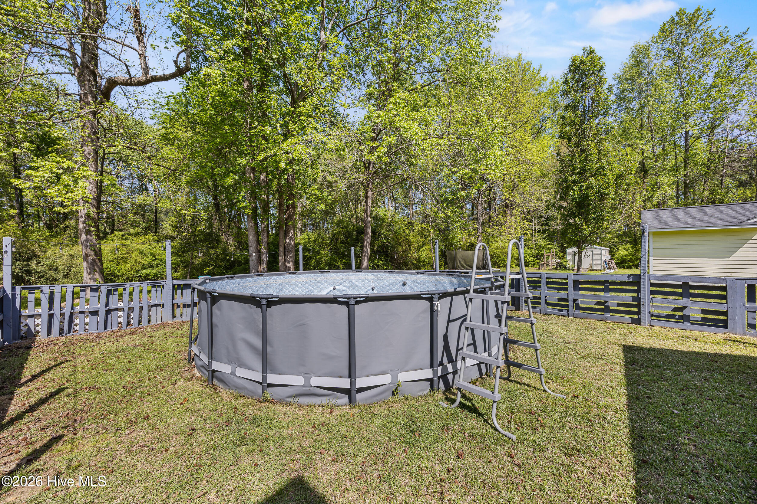 100566789 | Photo 37