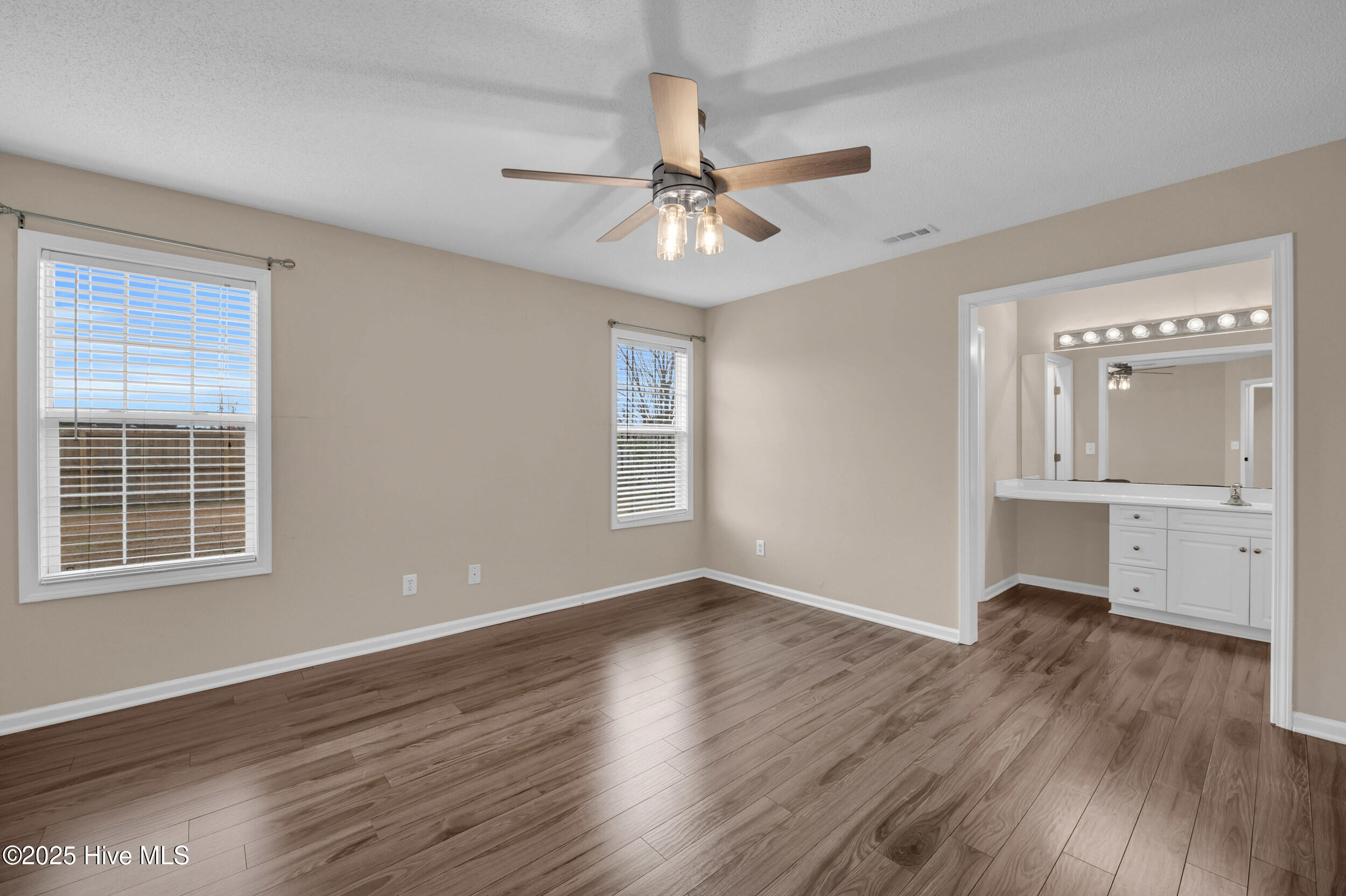 100543780 | Photo 16