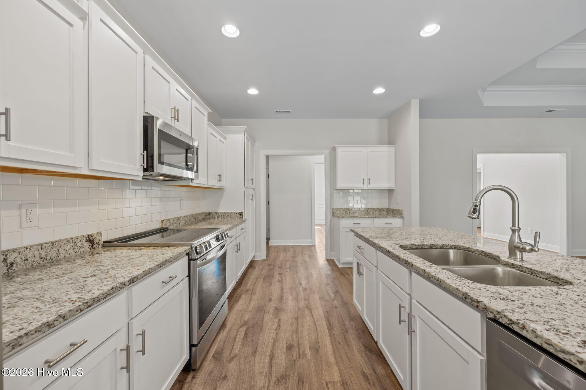 100561720 | Photo 17