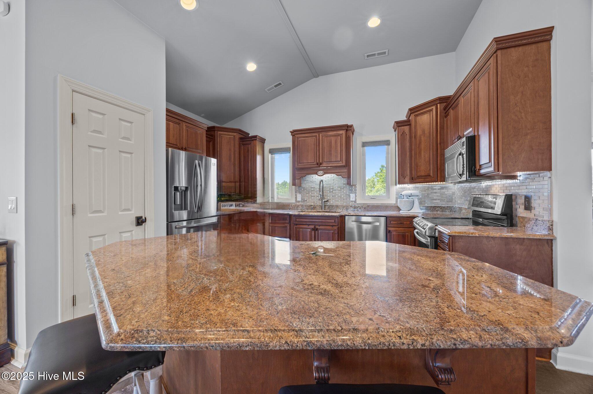 100517402 | Photo 38