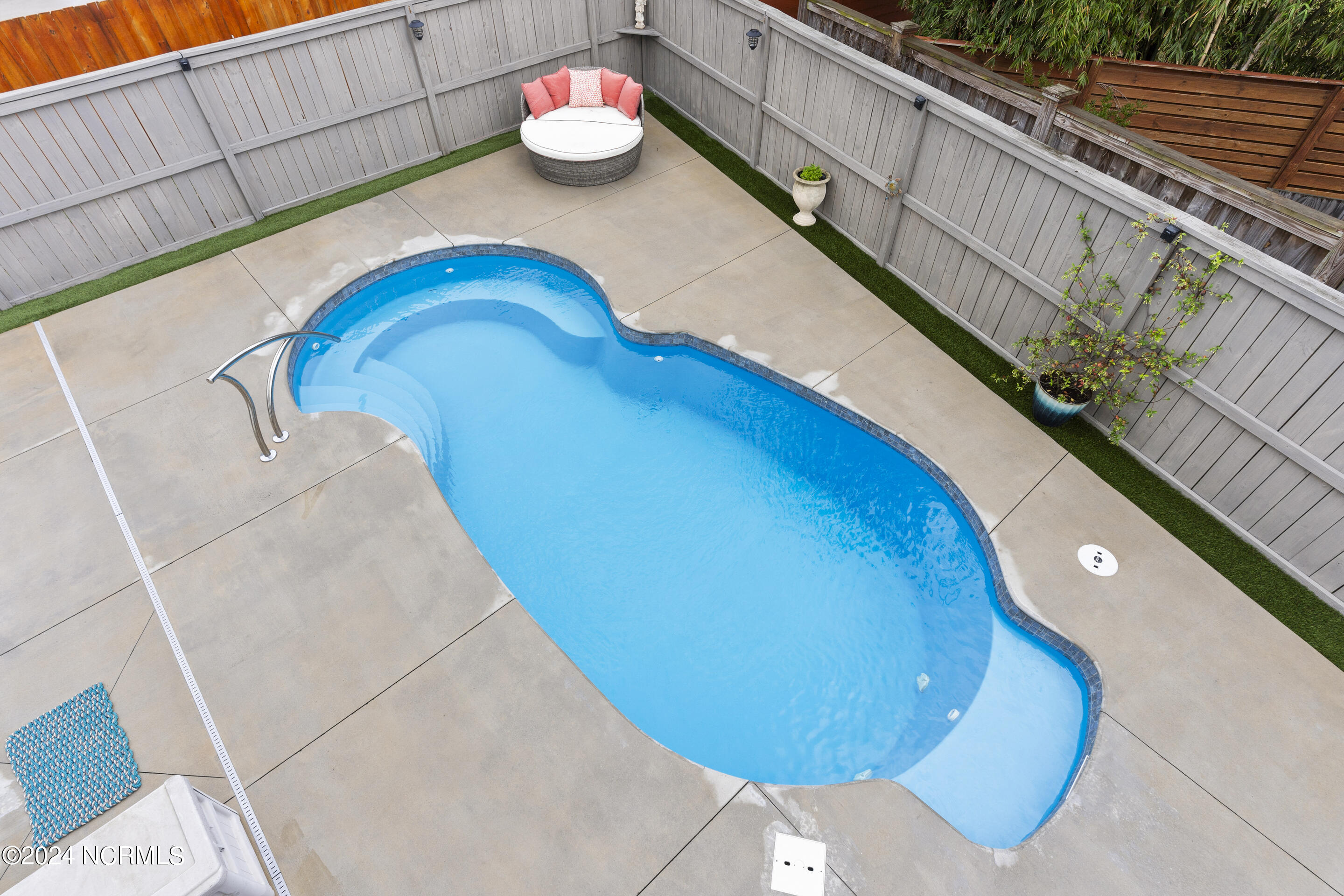 100562930 | Photo 33