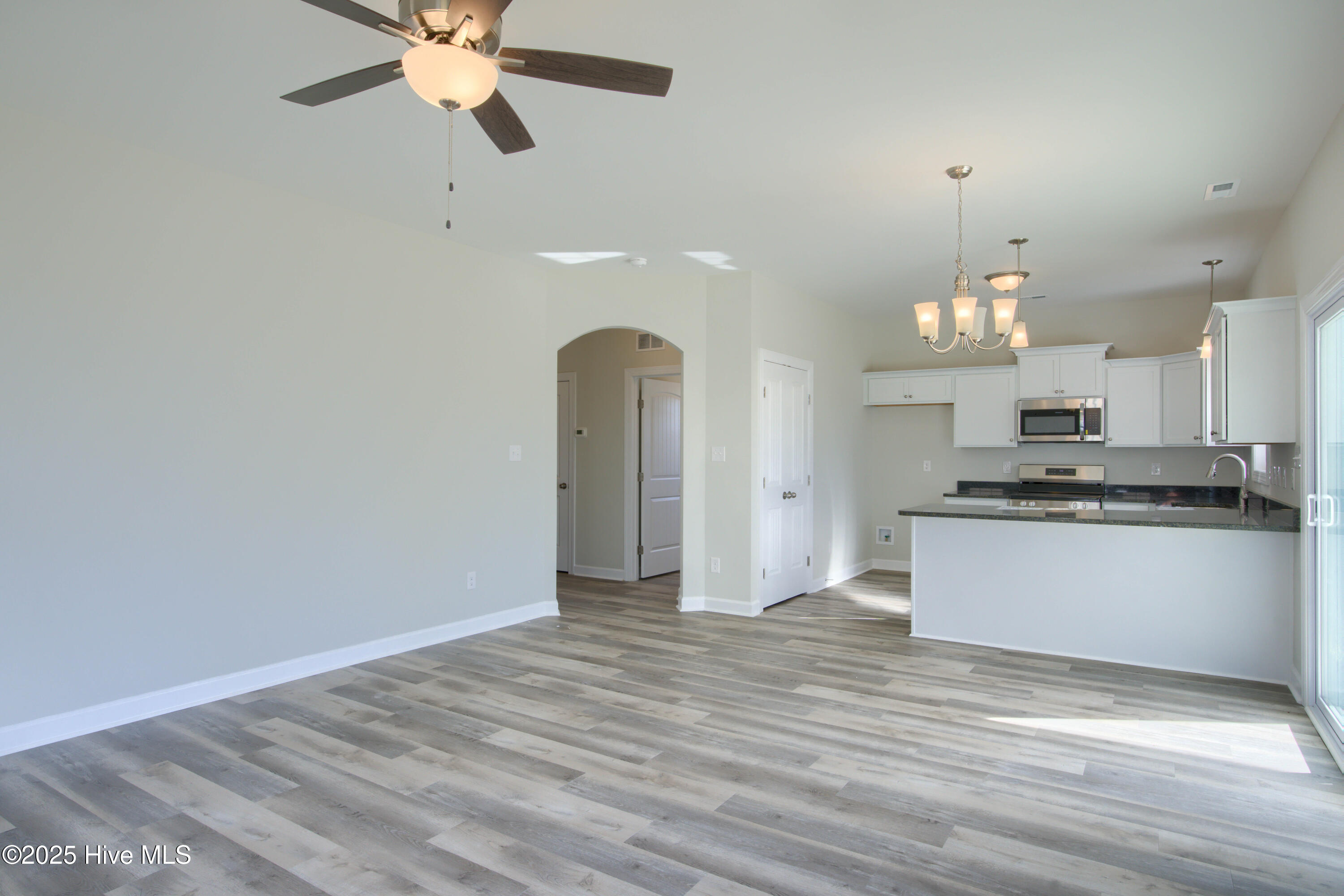 100527049 | Photo 12