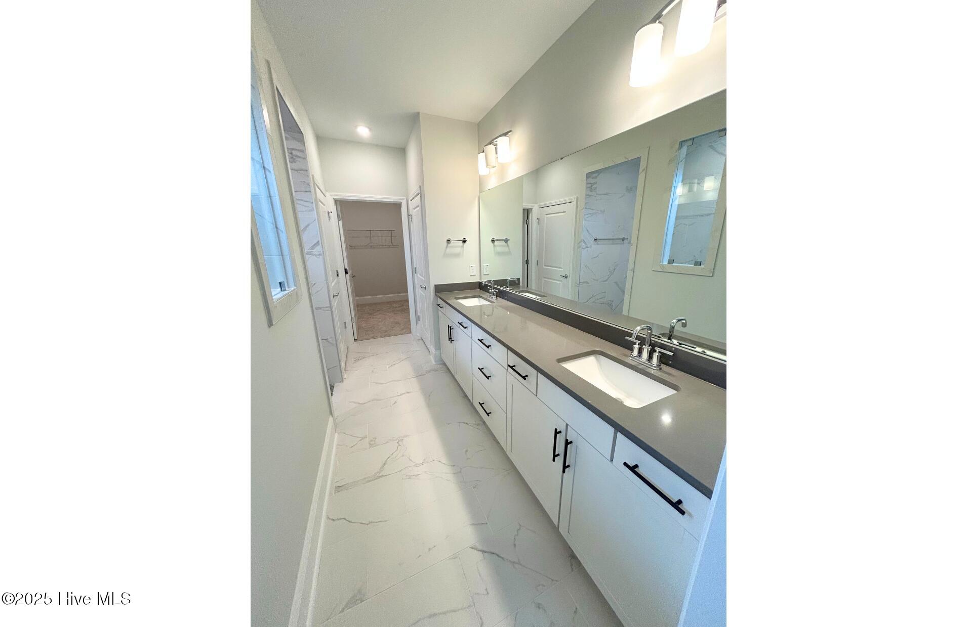 100502928 | Photo 14