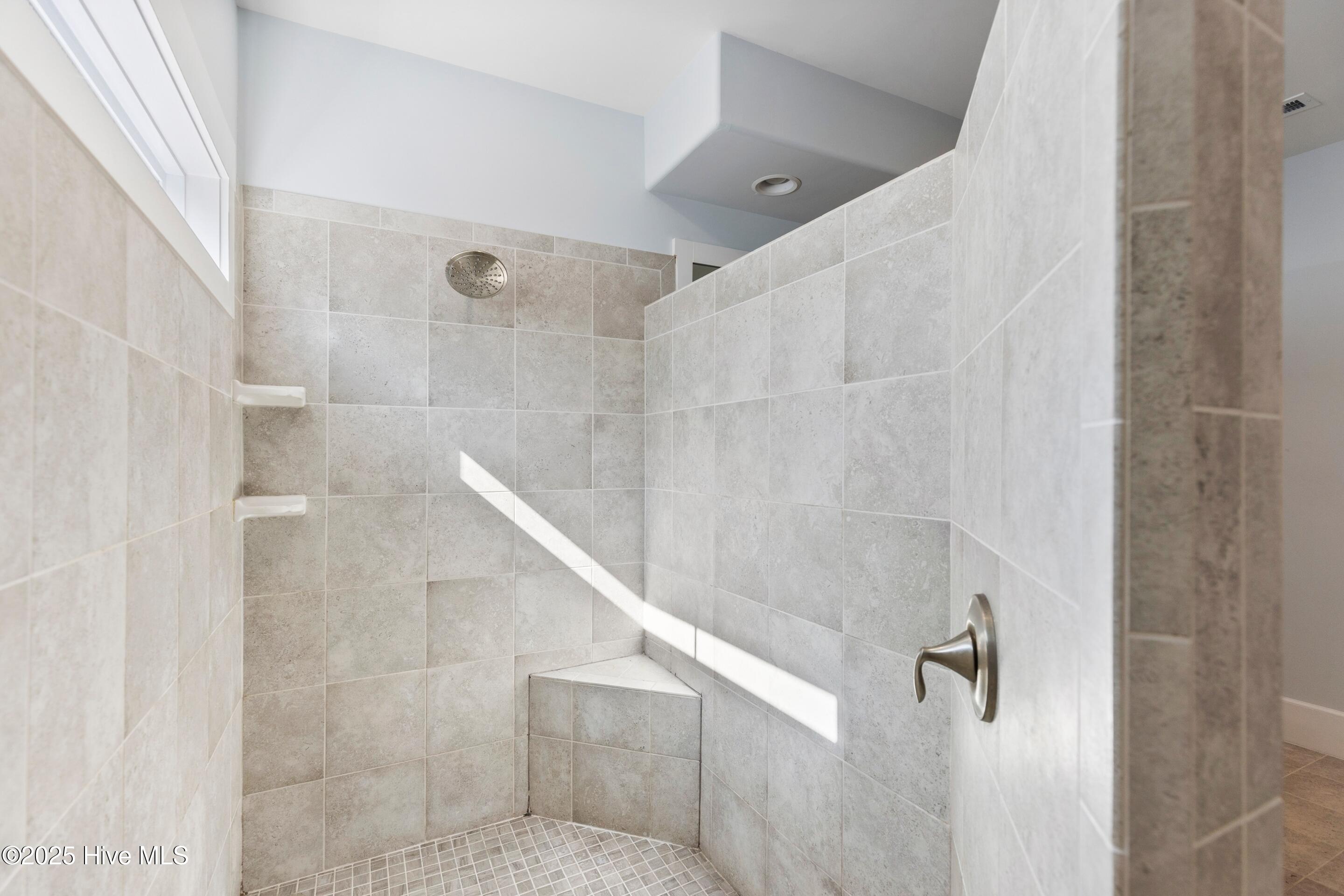 100531261 | Photo 40