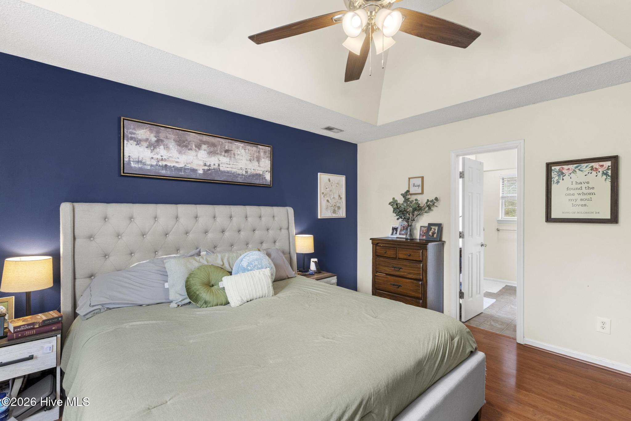 100560413 | Photo 16