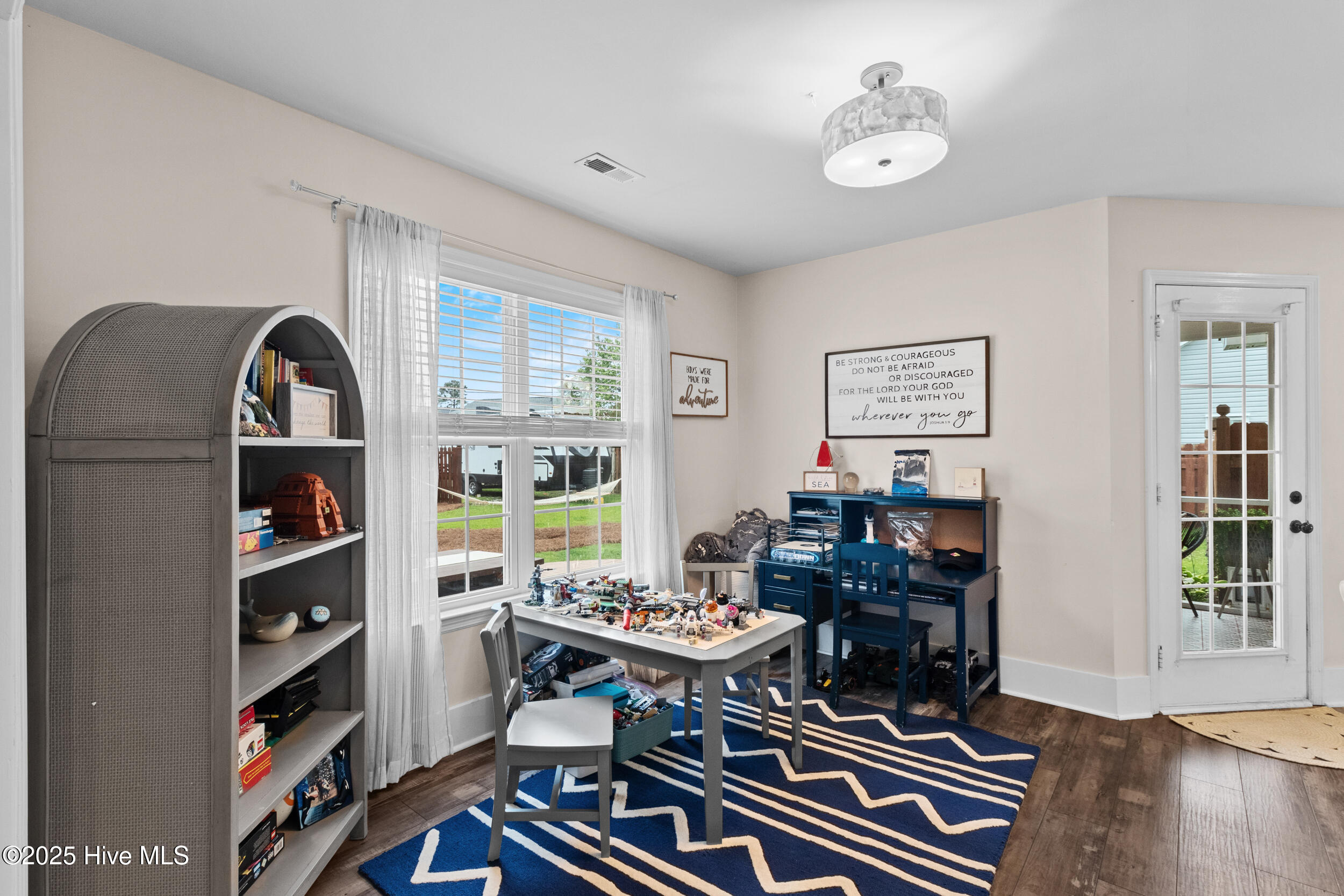 100552310 | Photo 17