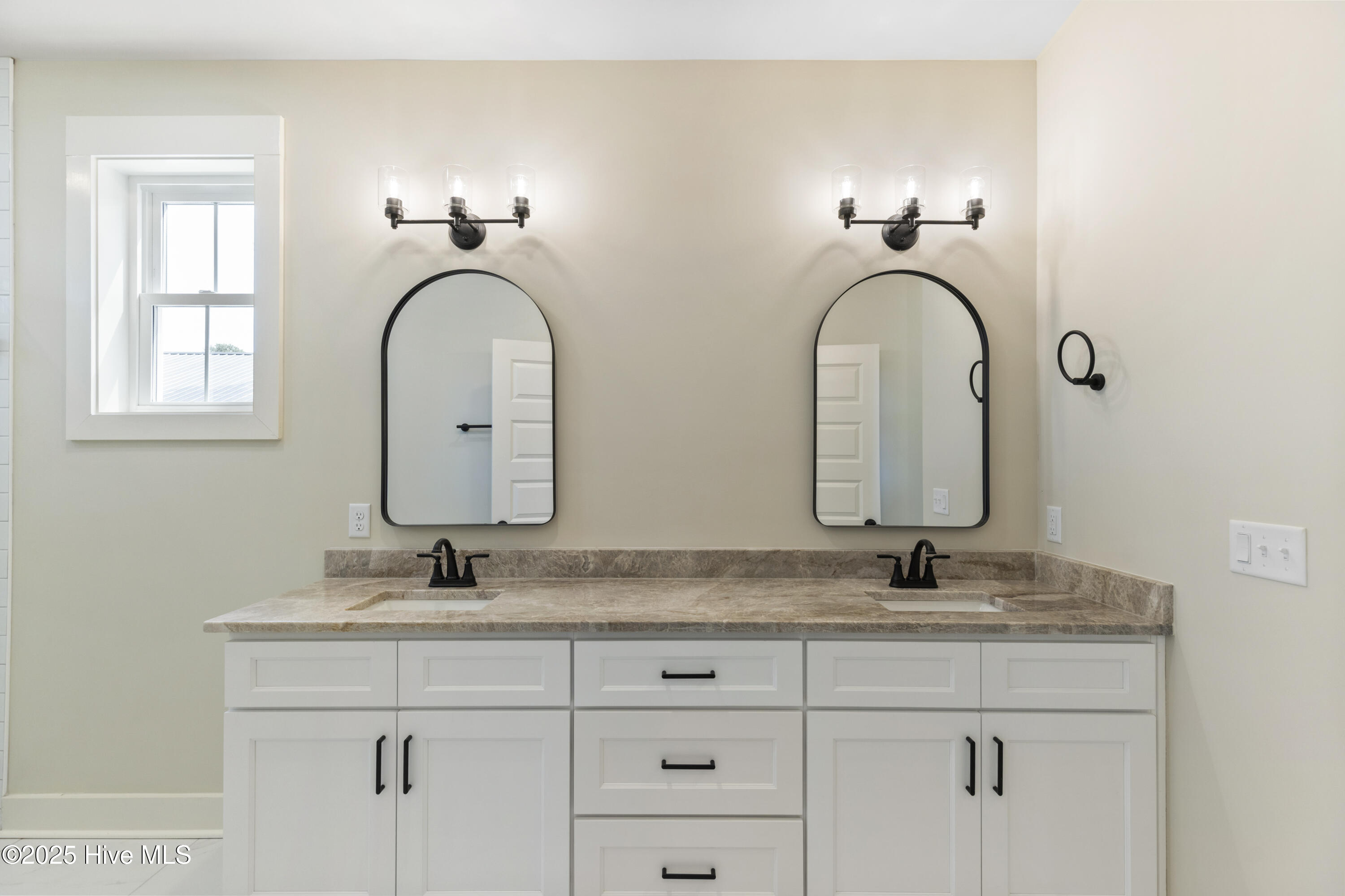 100539759 | Photo 33