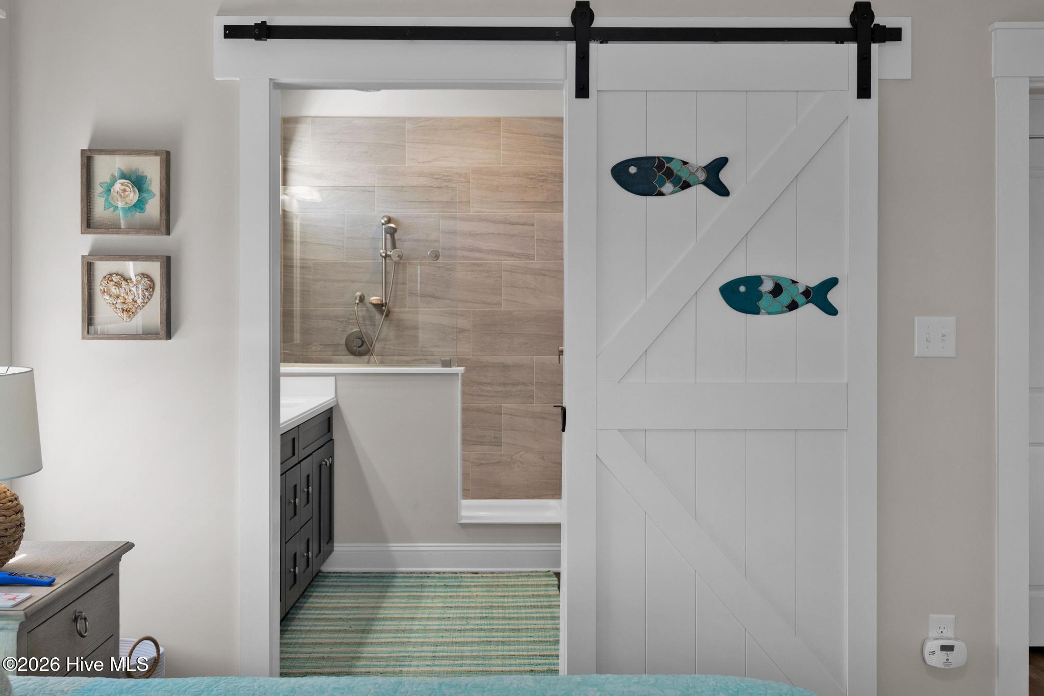 100569220 | Photo 35