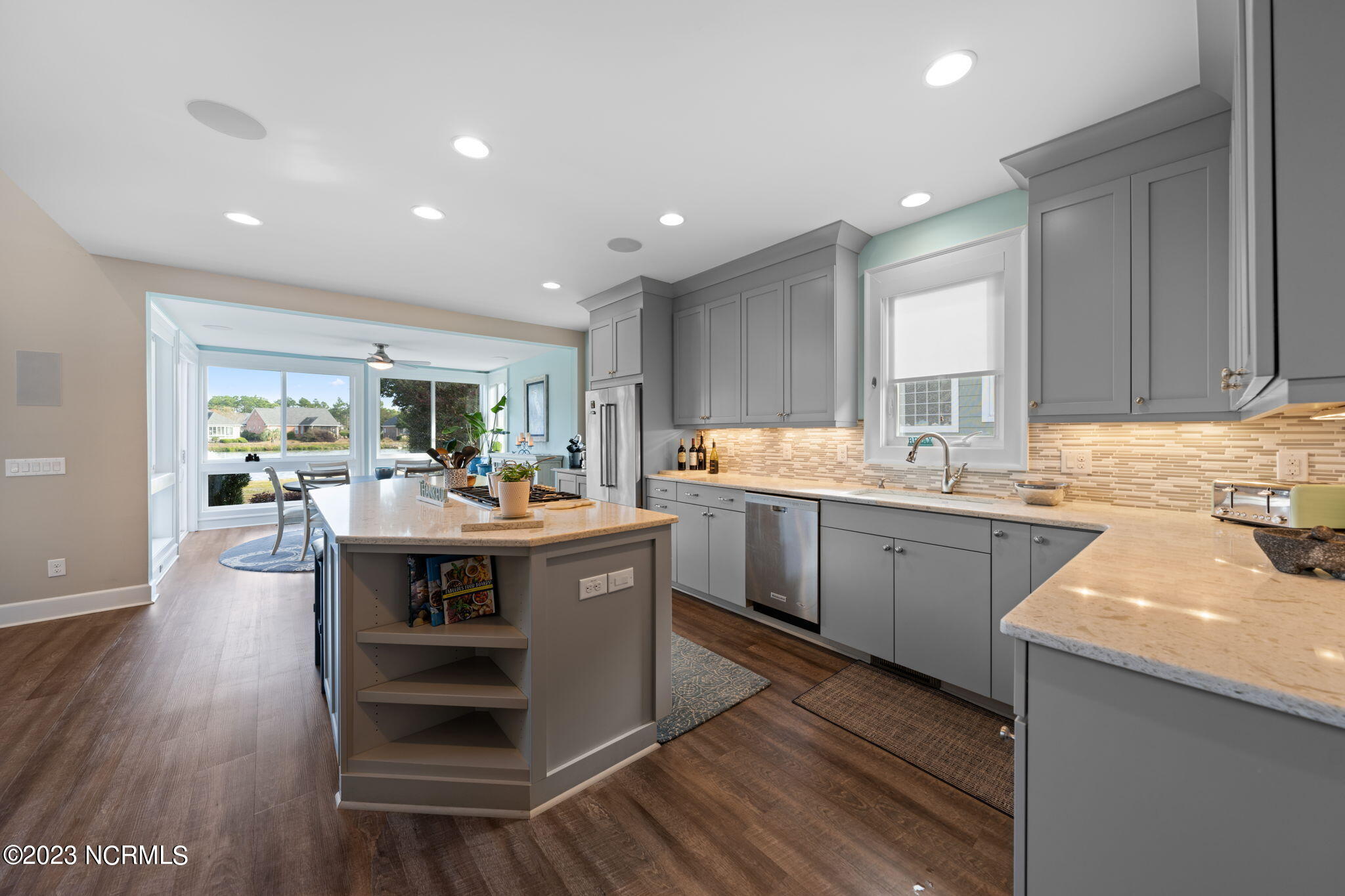 100563766 | Photo 18