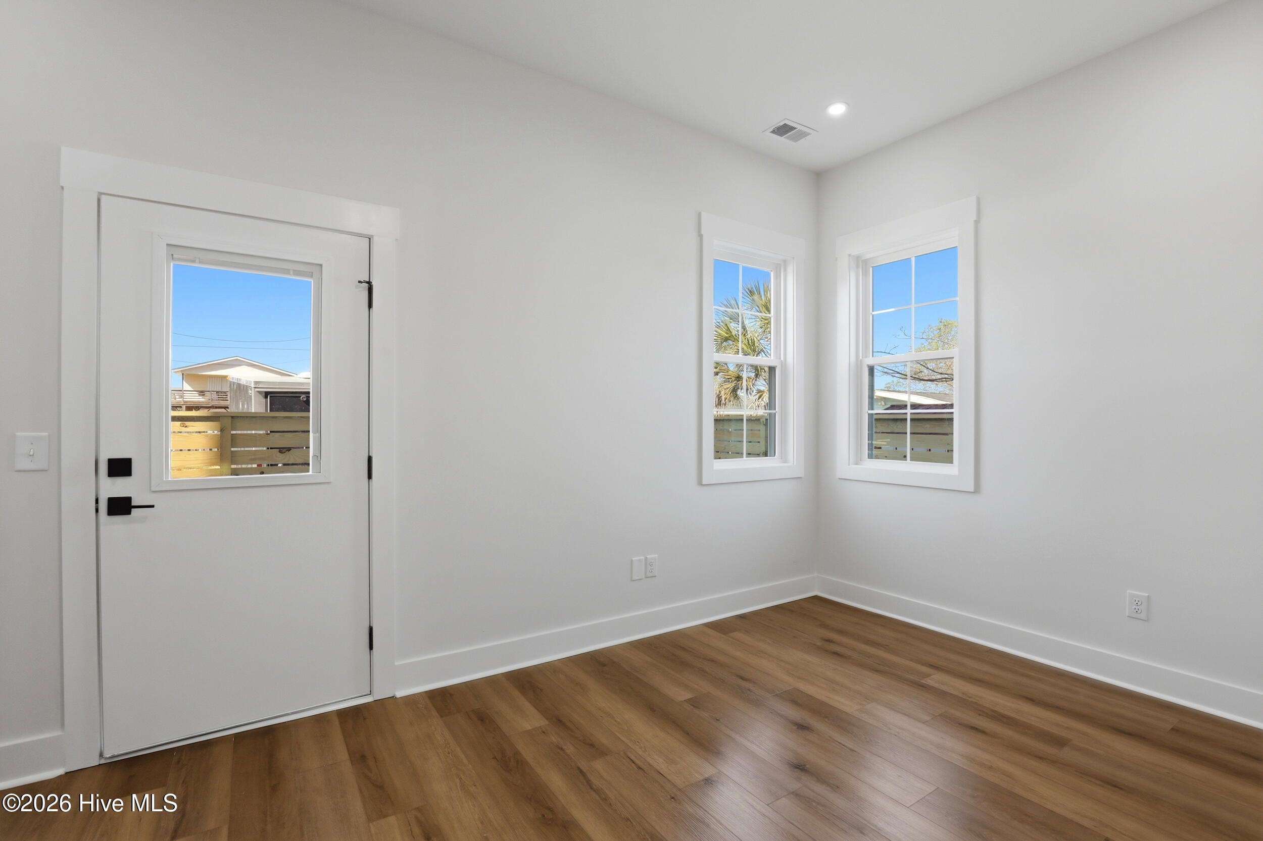 100562873 | Photo 30