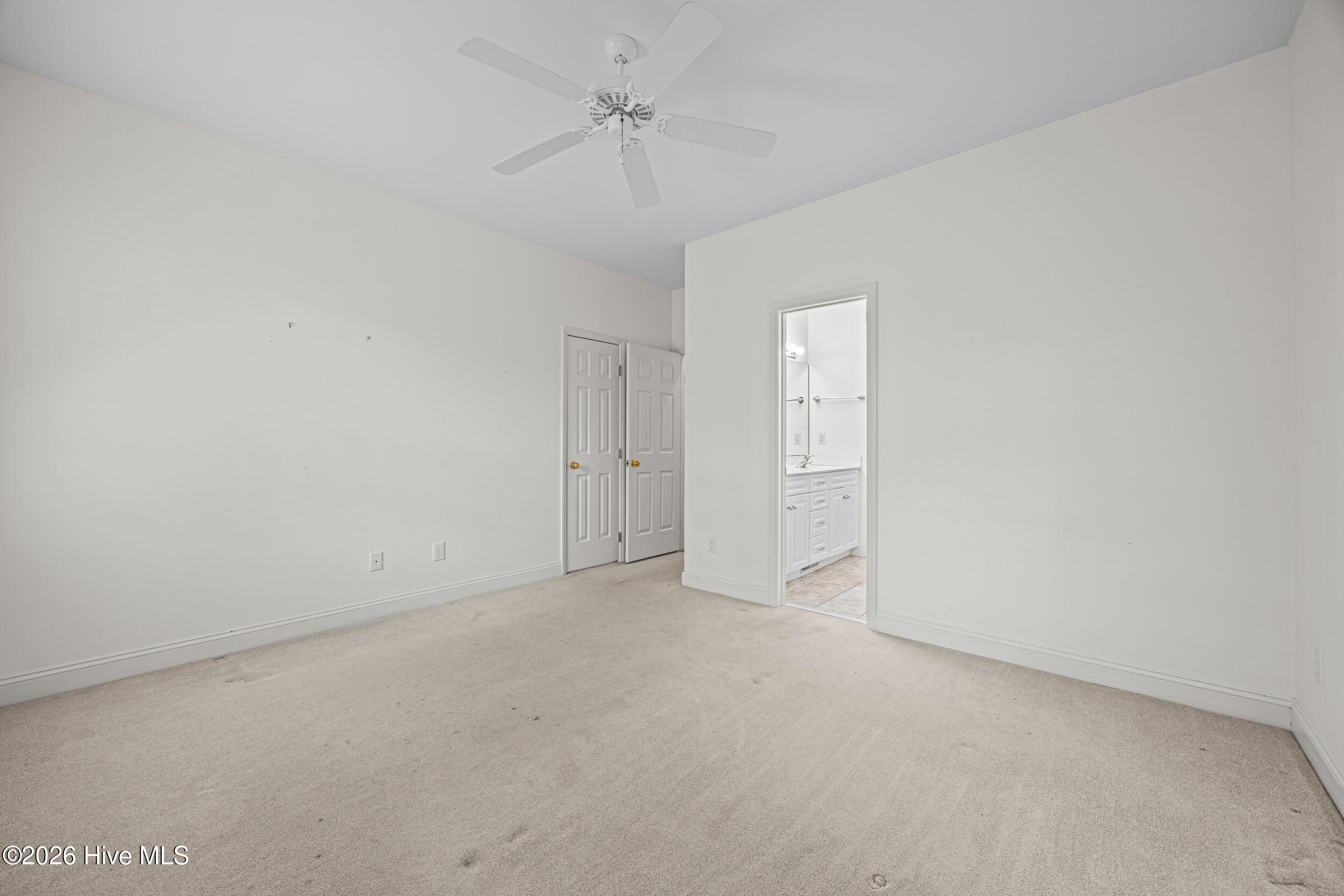 100569840 | Photo 36