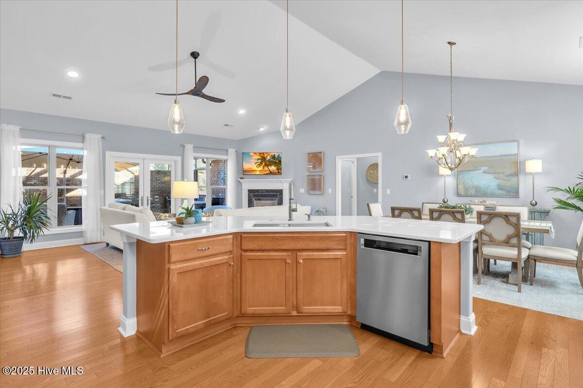 100545391 | Photo 12