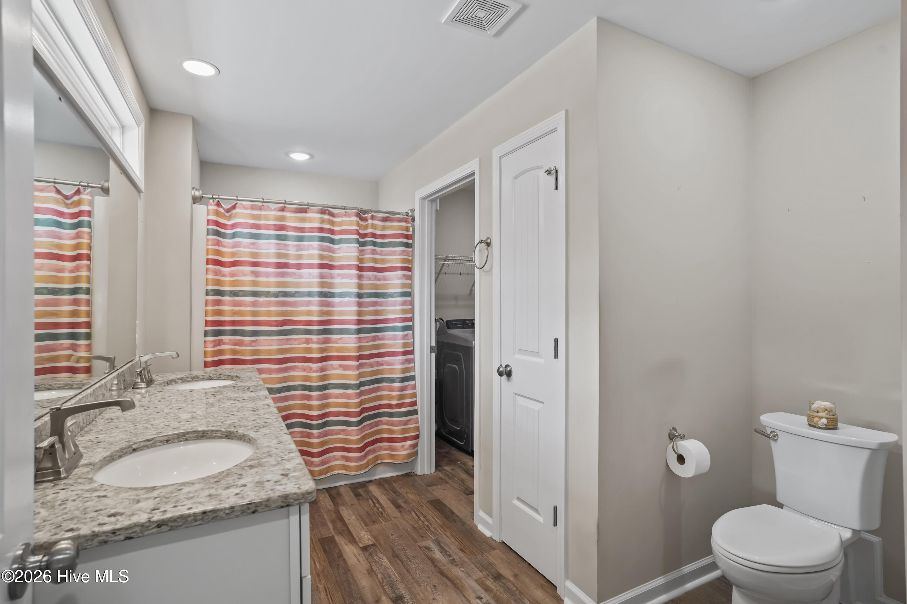 100570645 | Photo 23