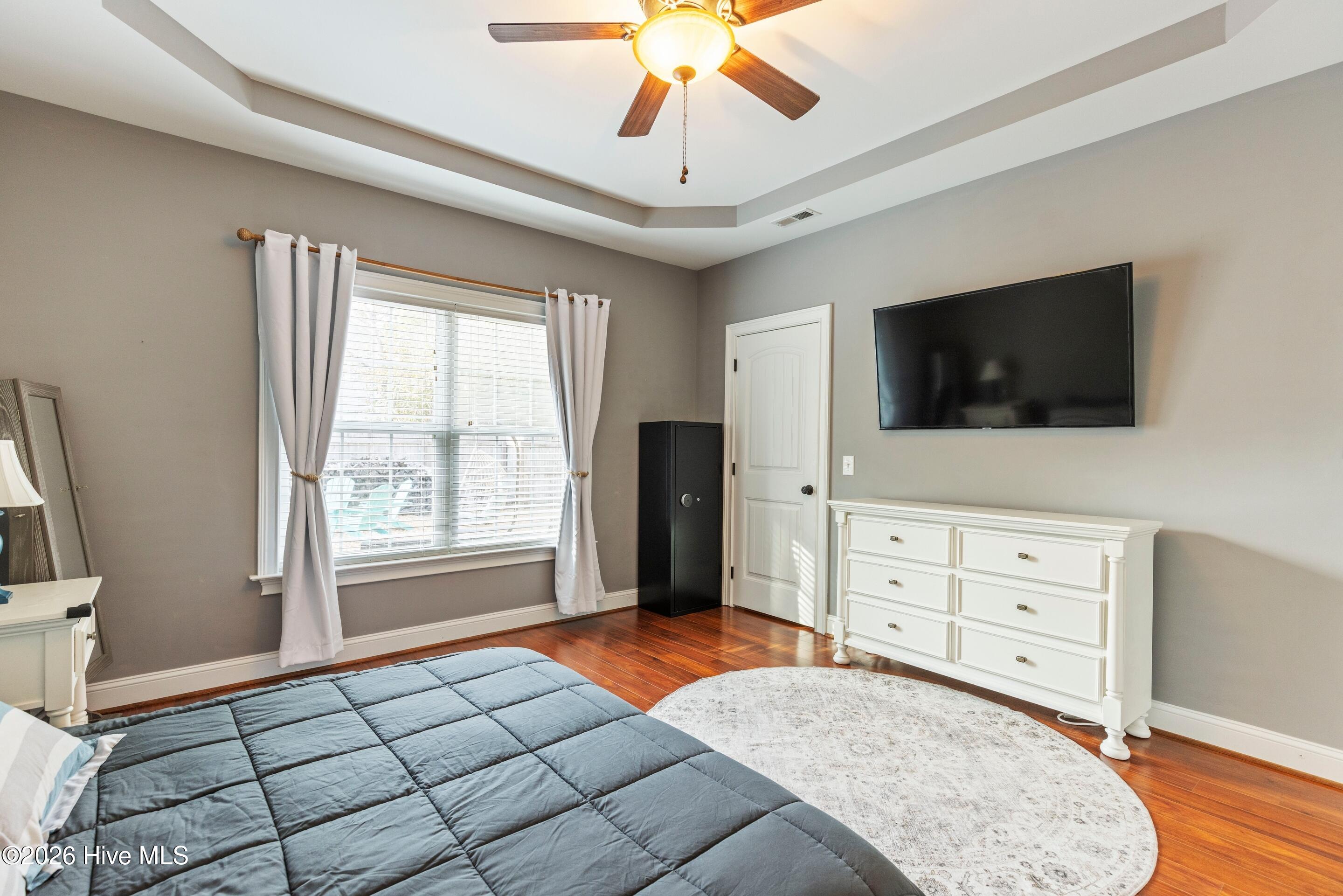 100548789 | Photo 32