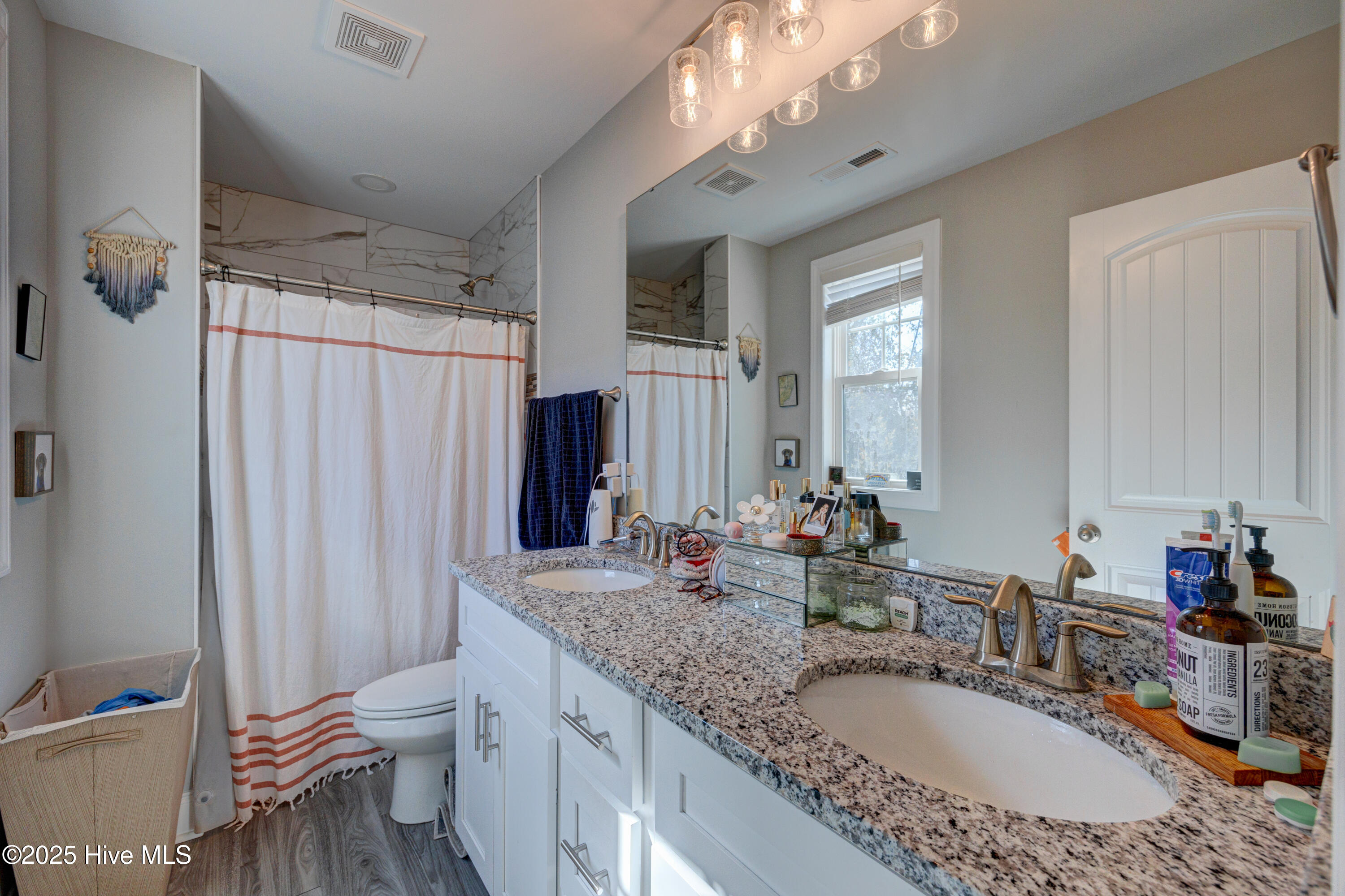 100494235 | Photo 33