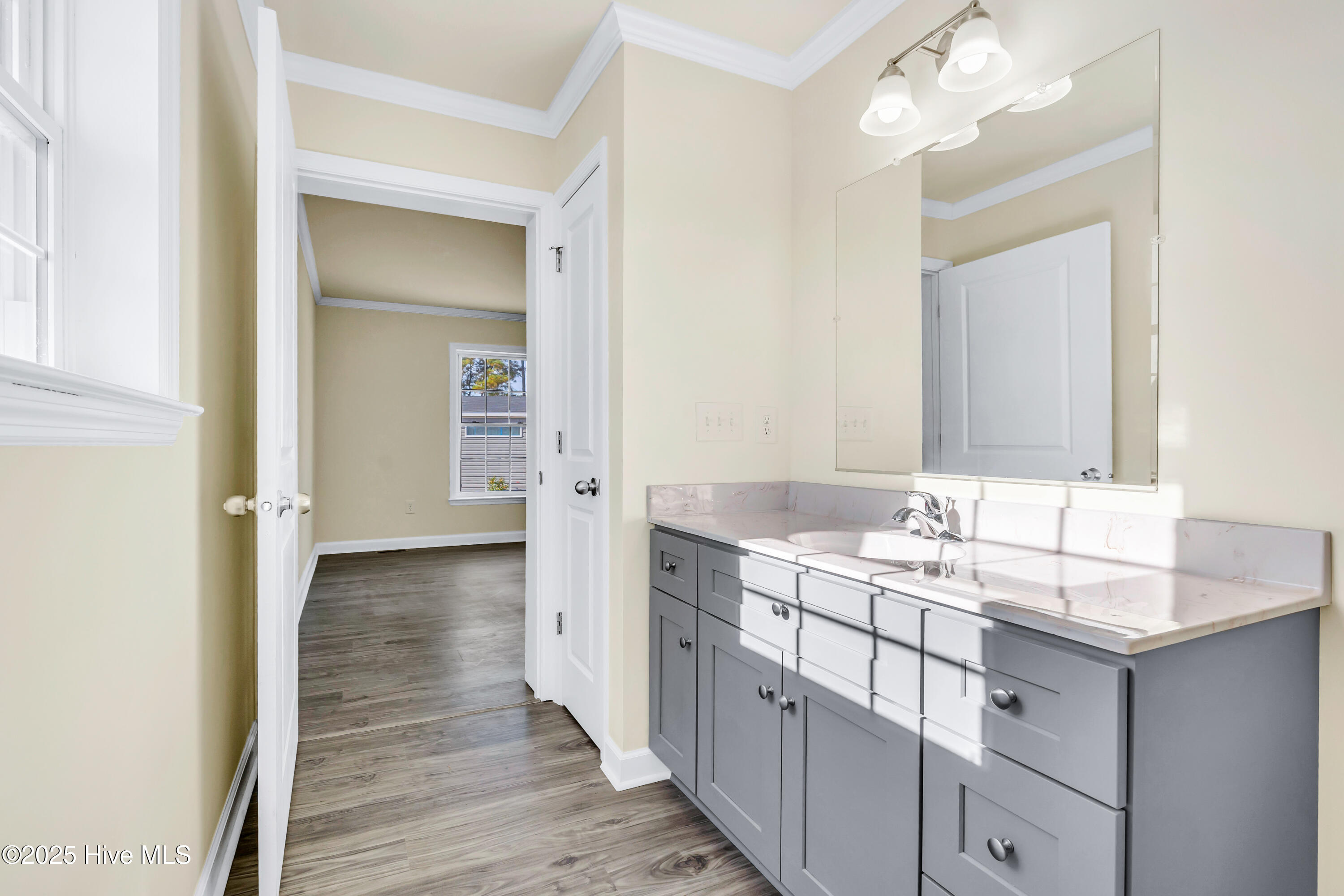 100543409 | Photo 11