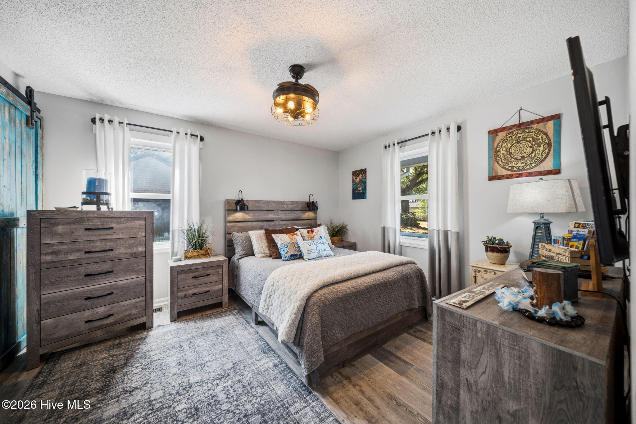 100569227 | Photo 10