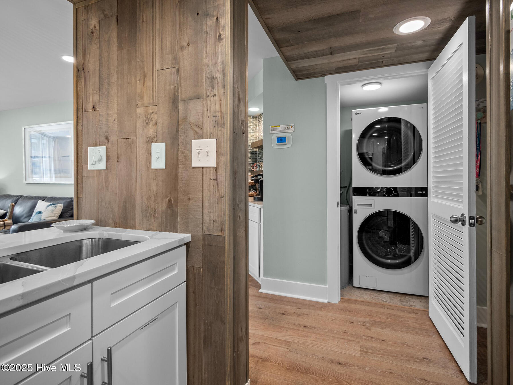 100518726 | Photo 16