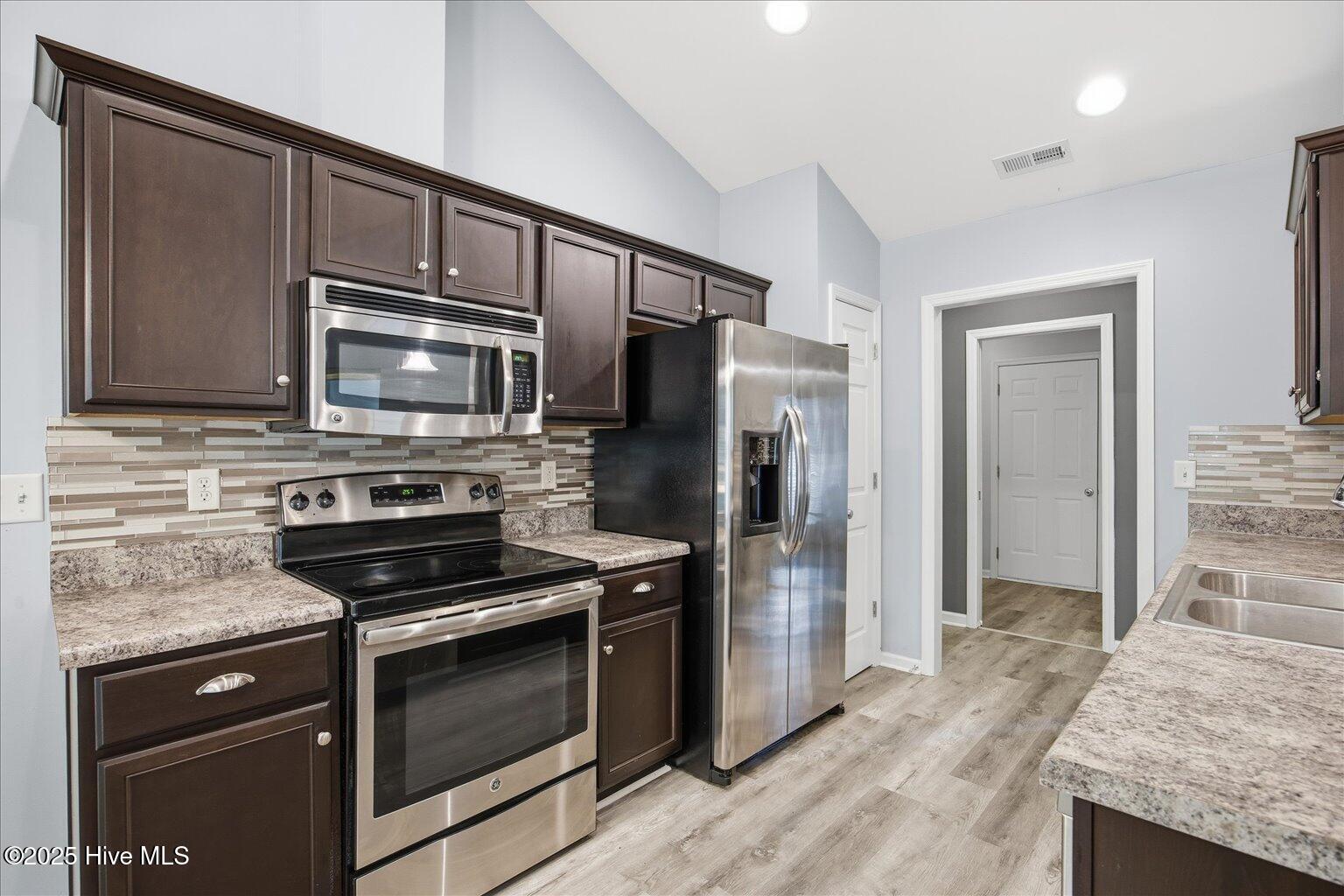 100543351 | Photo 25