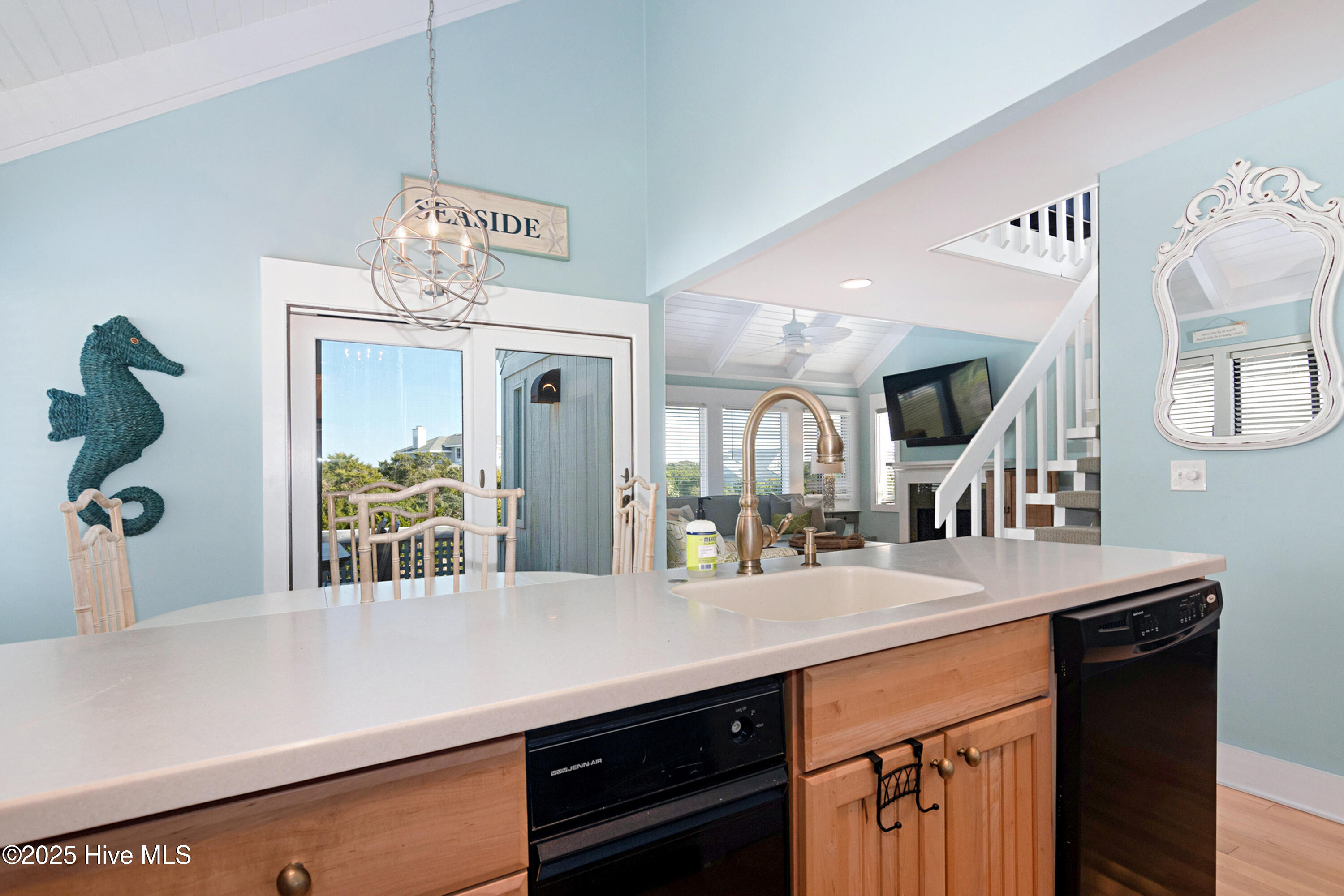 100526215 | Photo 22